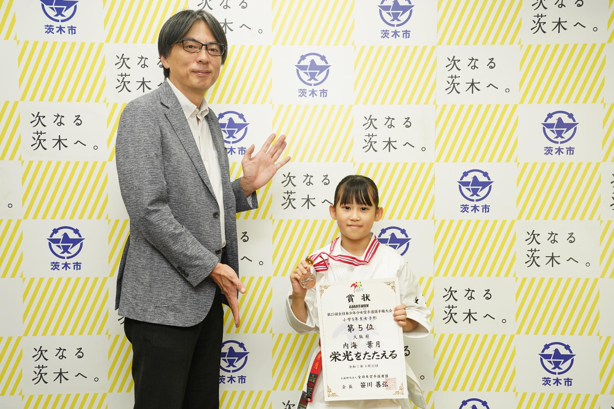 選手と市長の写真