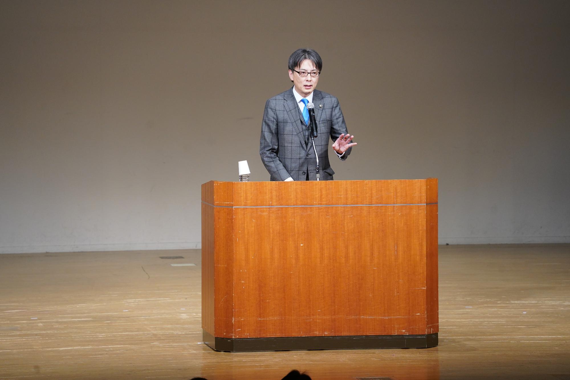 舞台上であいさつをする市長の写真