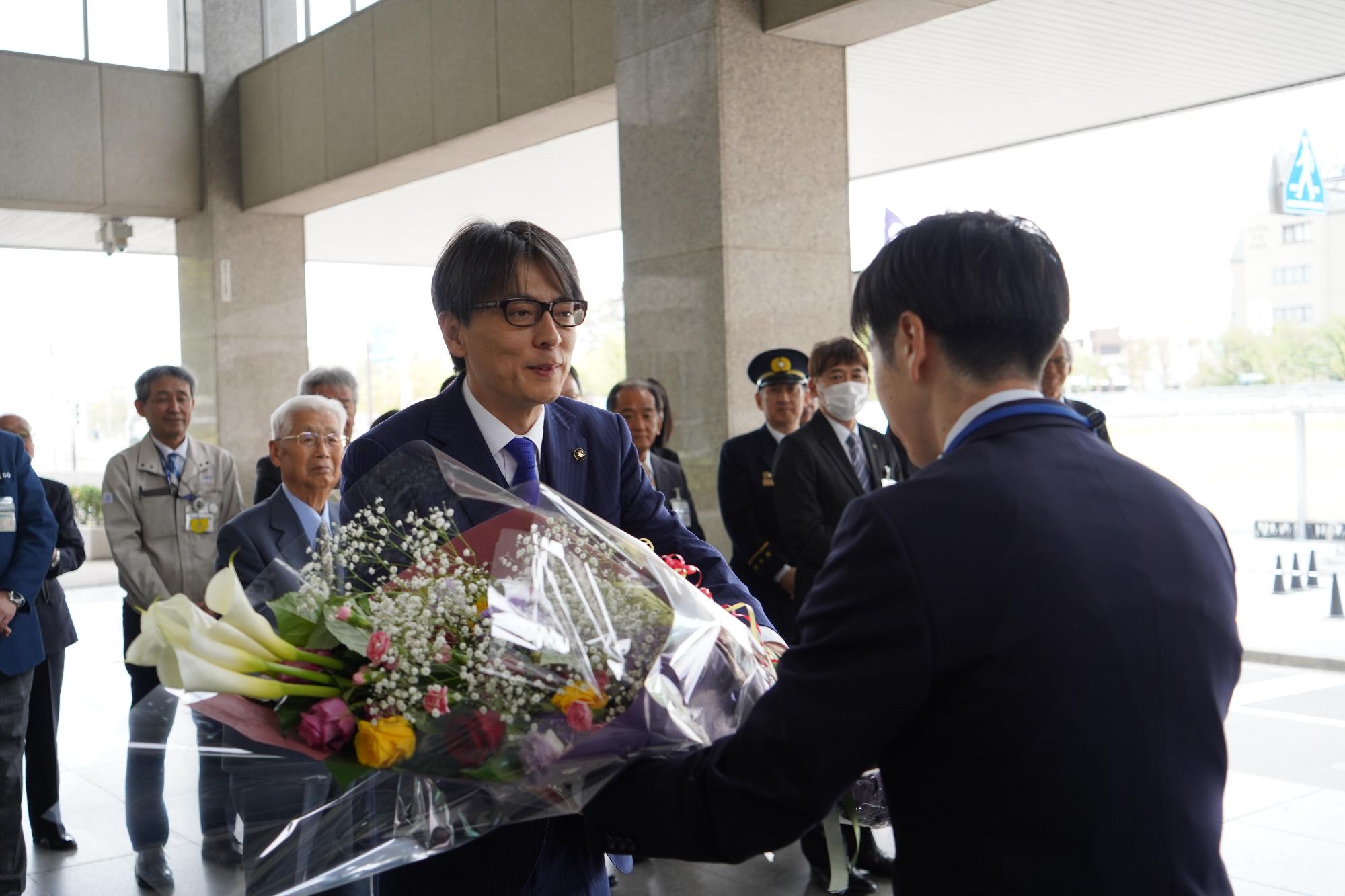 花束を受け取る市長の写真