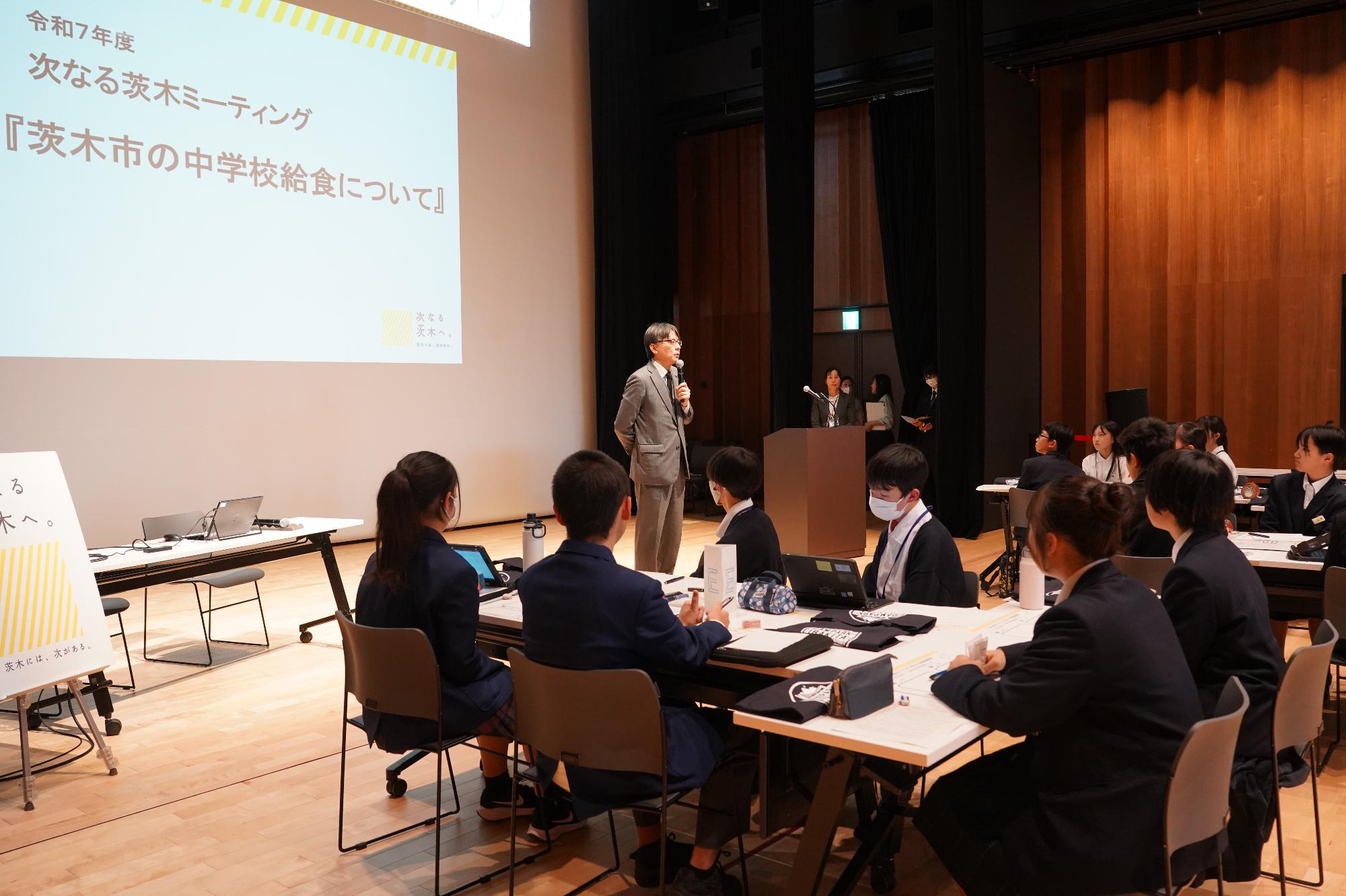 参加者の前であいさつをする市長の写真