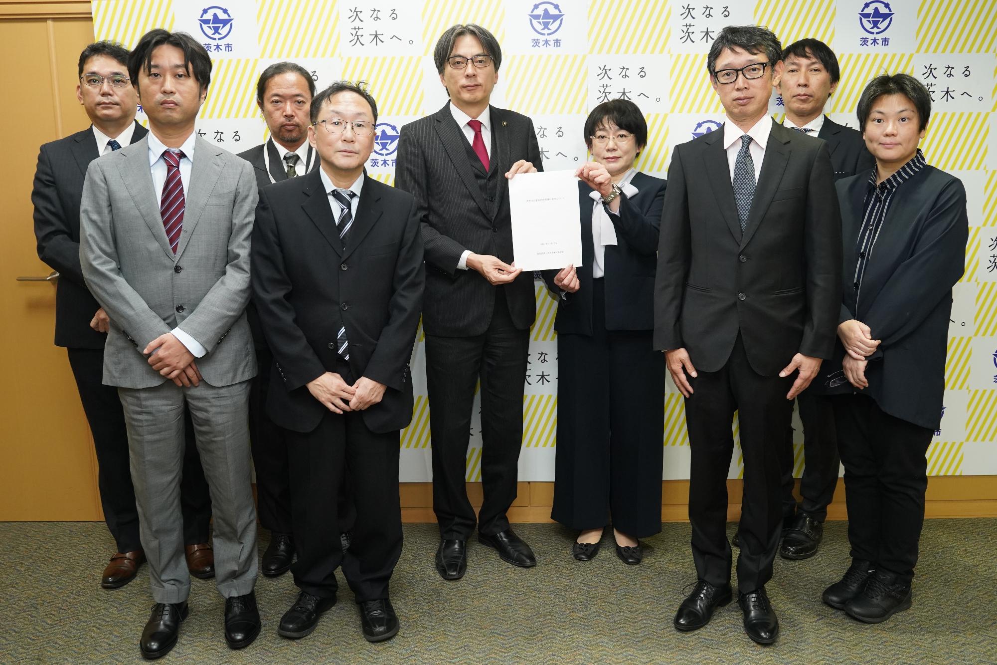 茨木市歯科医師会の皆さんと市長の写真