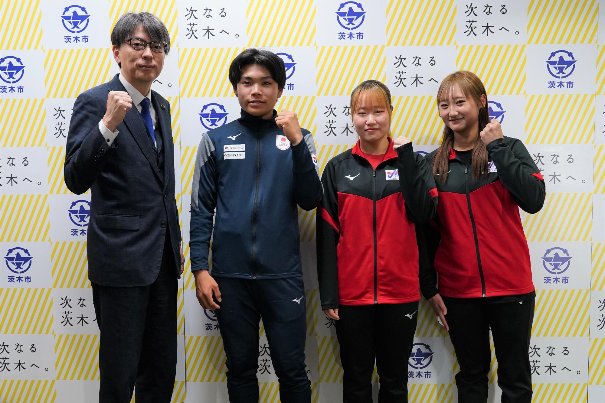 ガッツポーズをする選手の皆さんと市長の写真