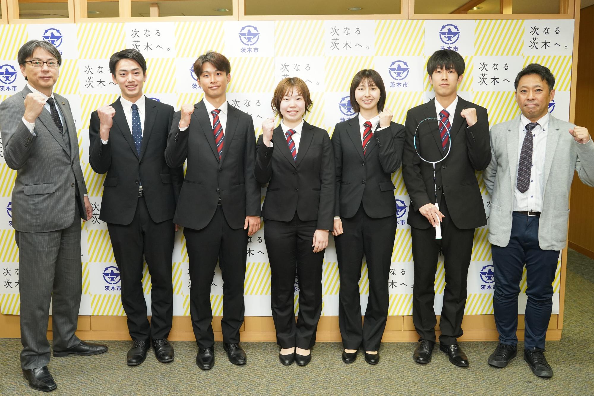 ガッツポーズをする選手と市長の写真