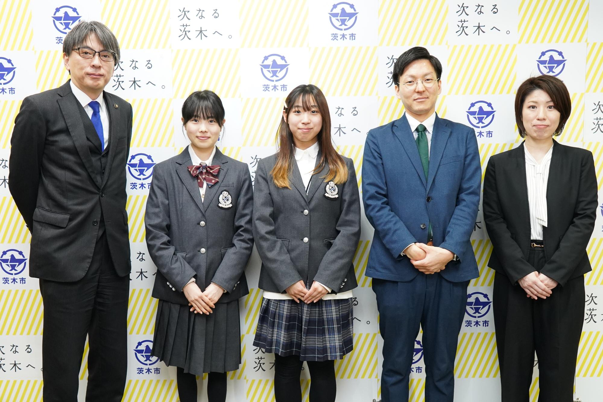 春日丘高等学校の皆さんと市長の写真