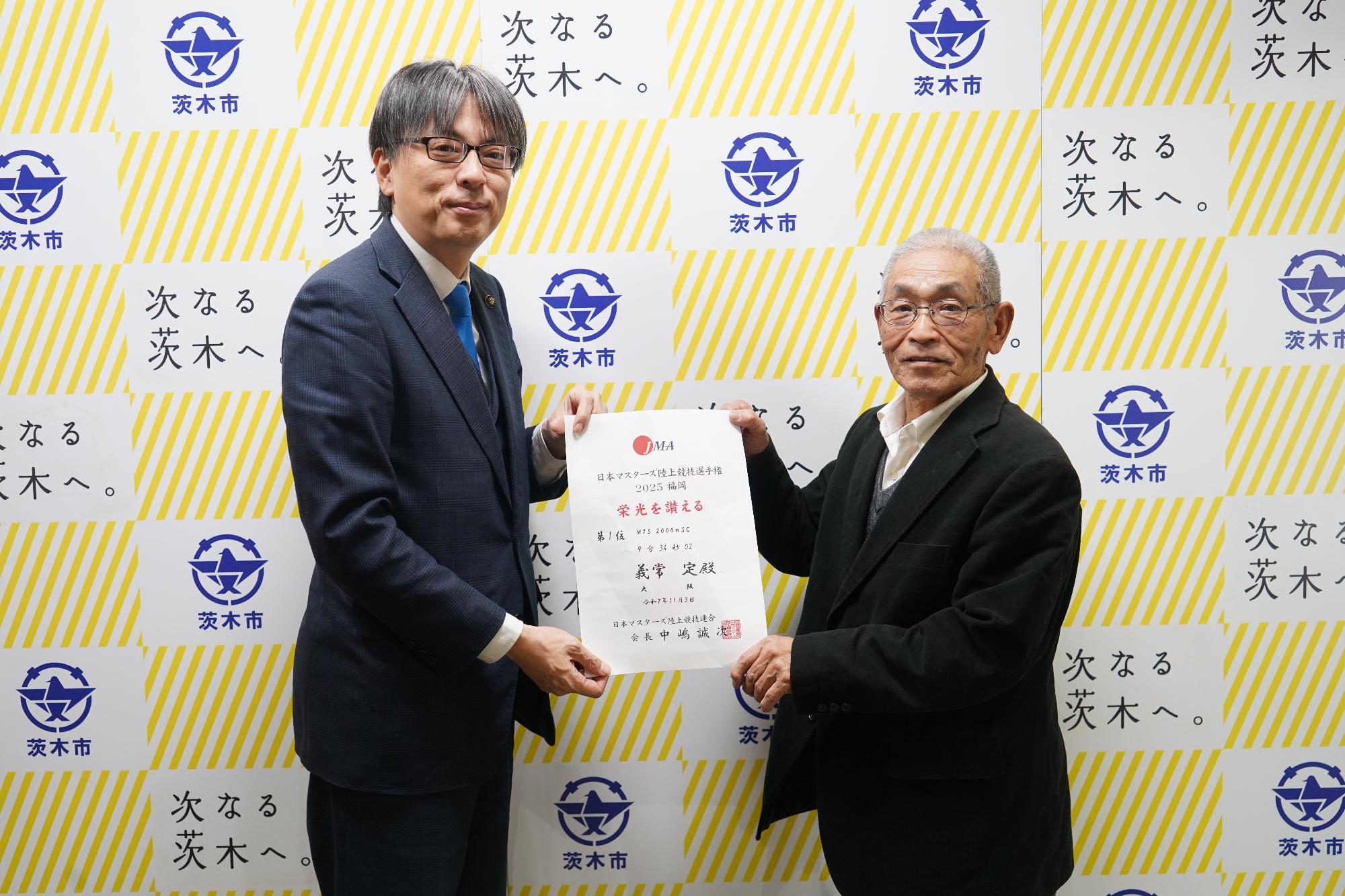 選手と市長の写真