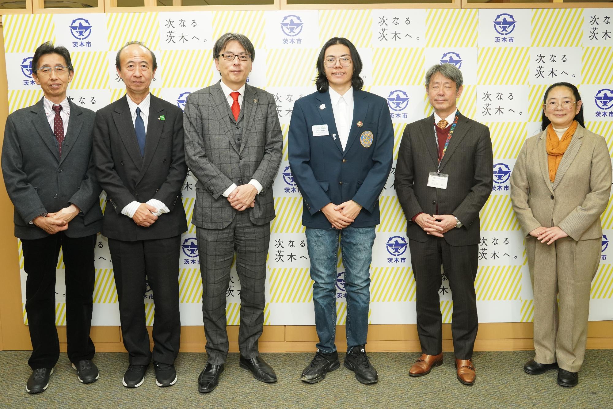 留学生、関係者と市長の写真