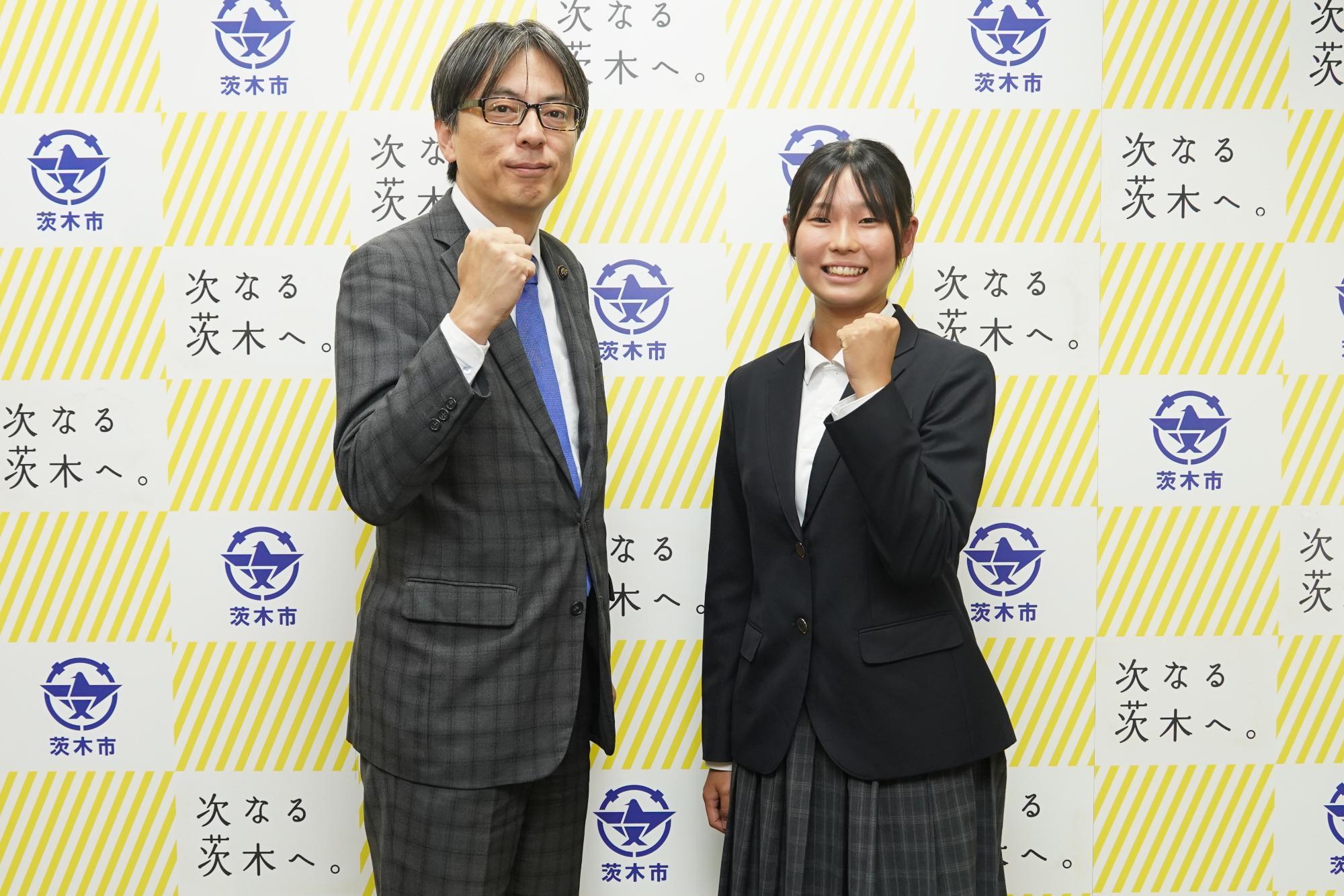 ガッツポーズをする選手と市長の写真