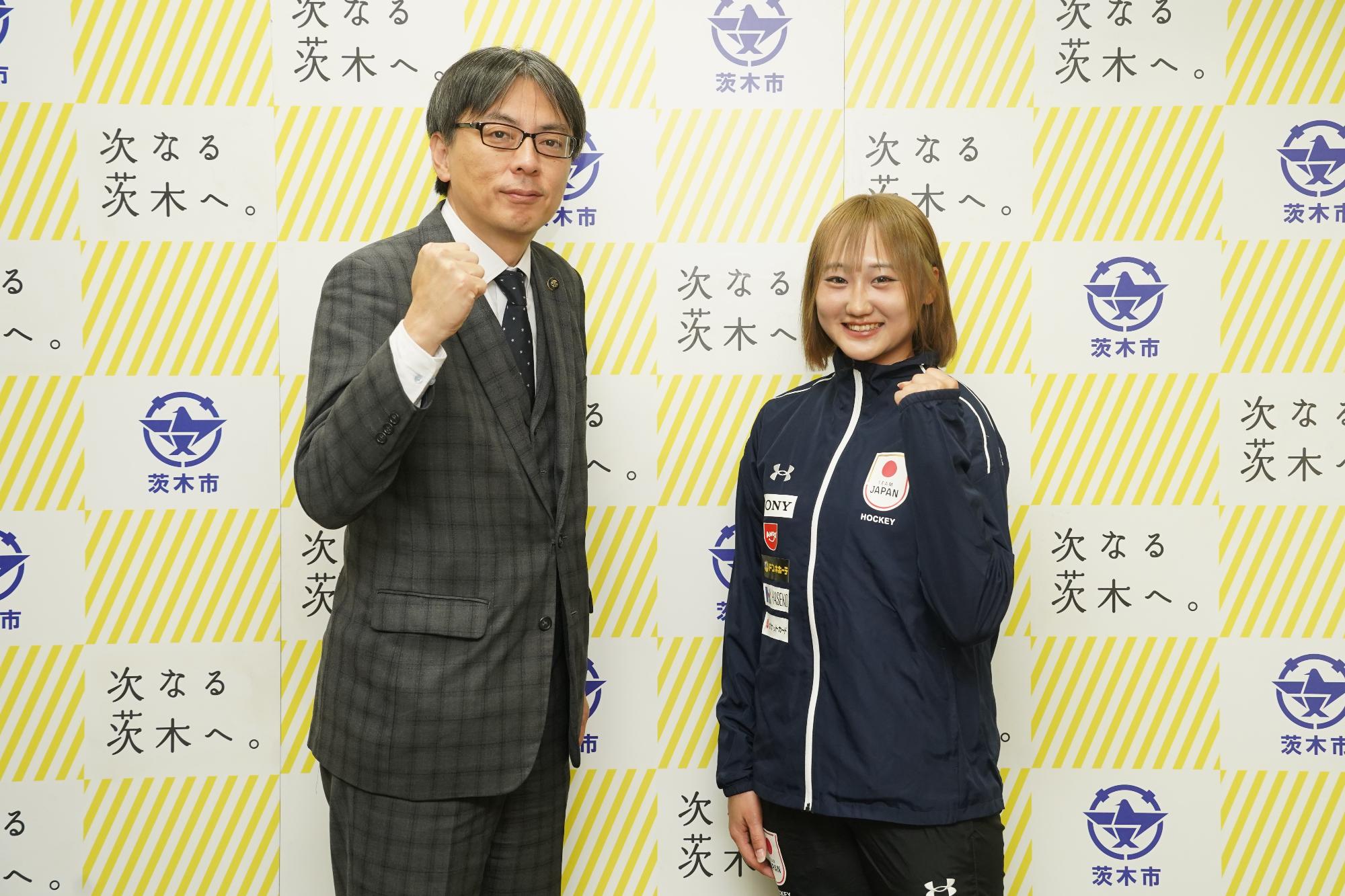 ガッツポーズをする選手と市長の写真