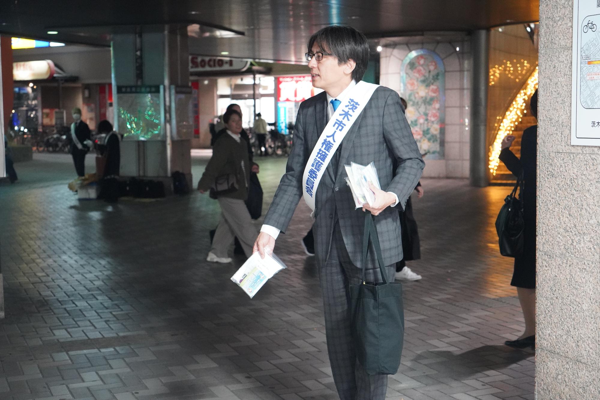 呼びかけをする市長の写真