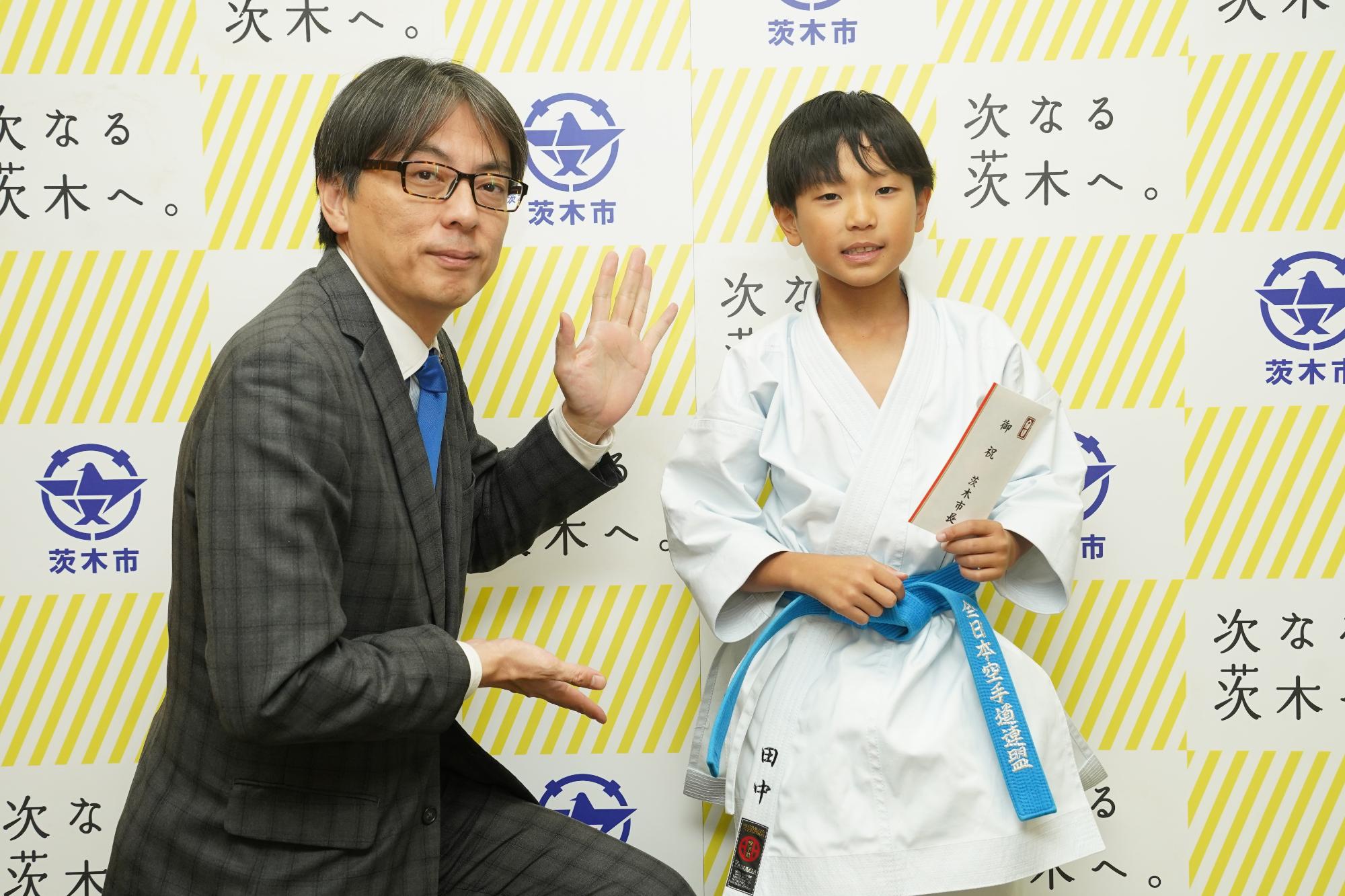 選手と市長の写真