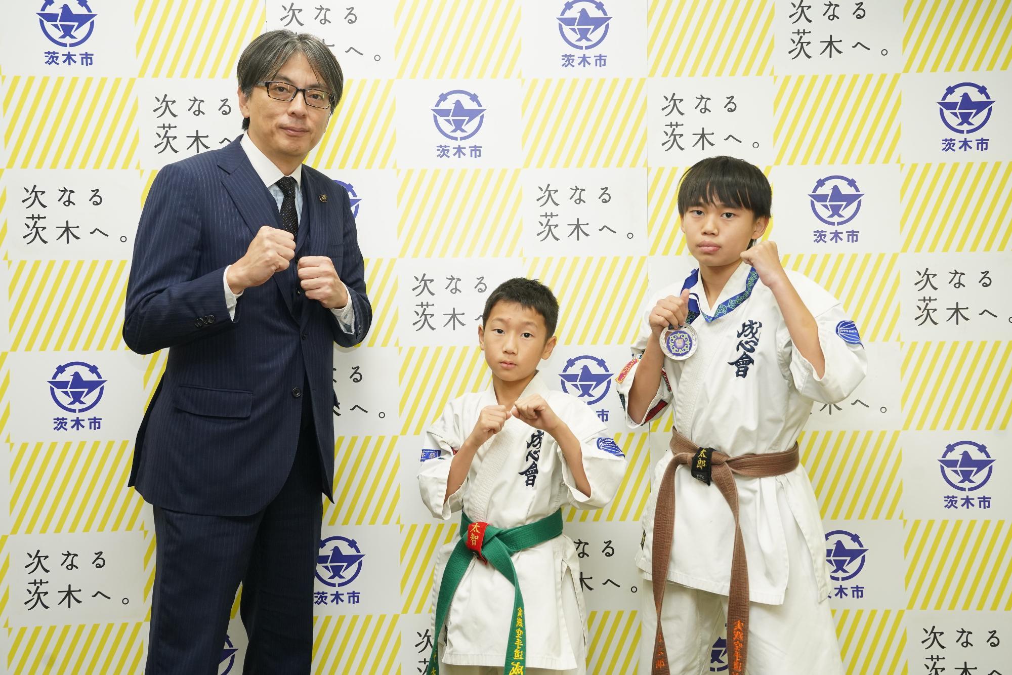 選手2名と市長の写真