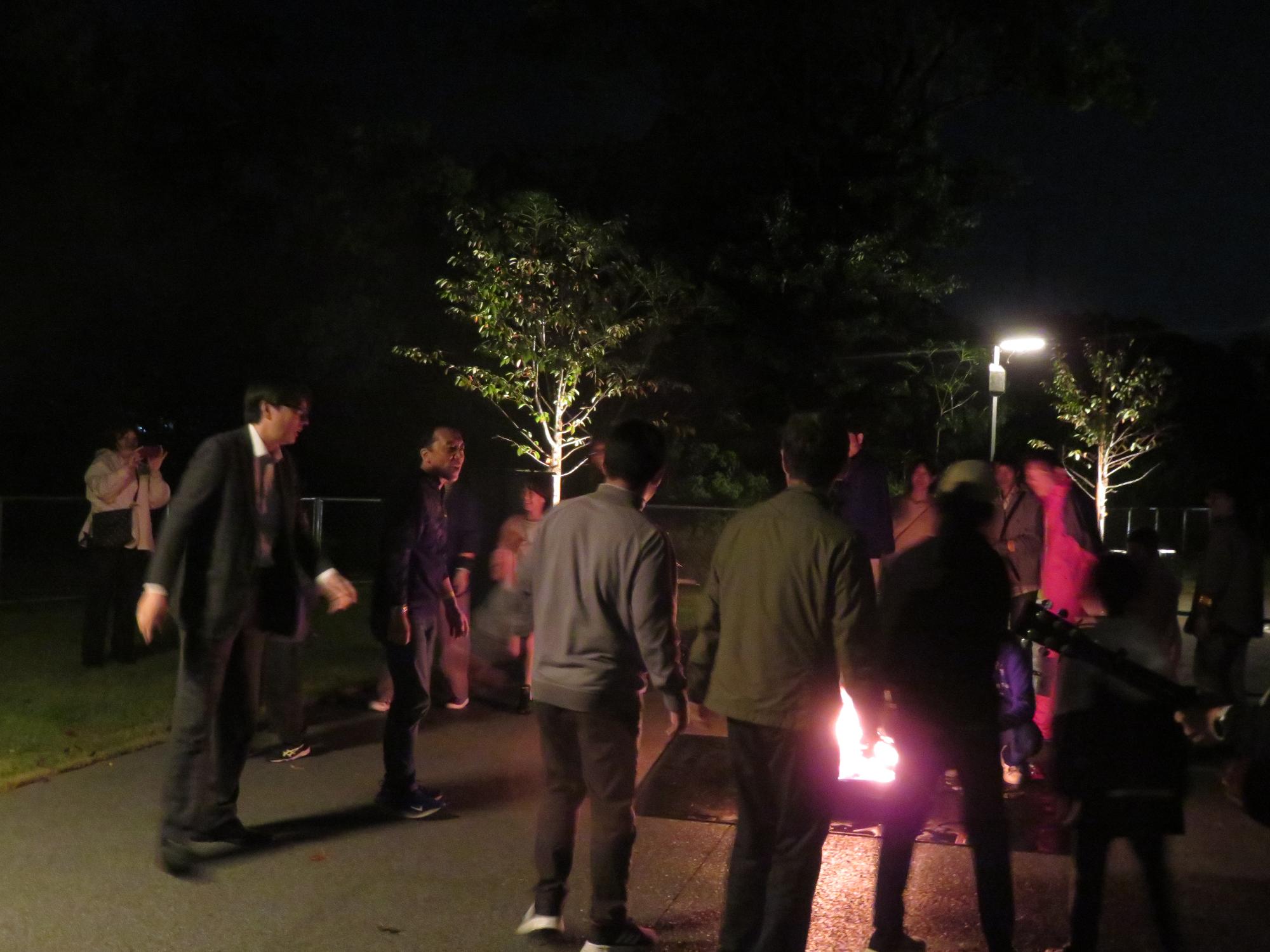 キャンプファイアーを囲む市長の写真