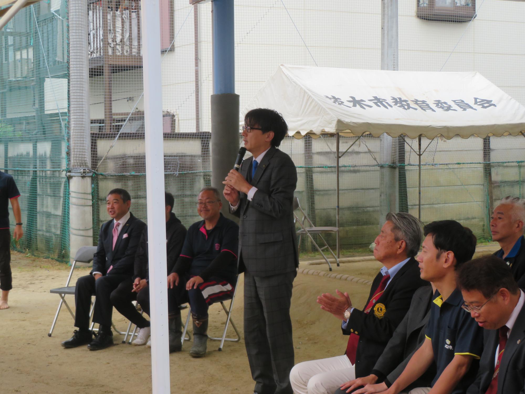 参加者の前であいさつをする市長の写真