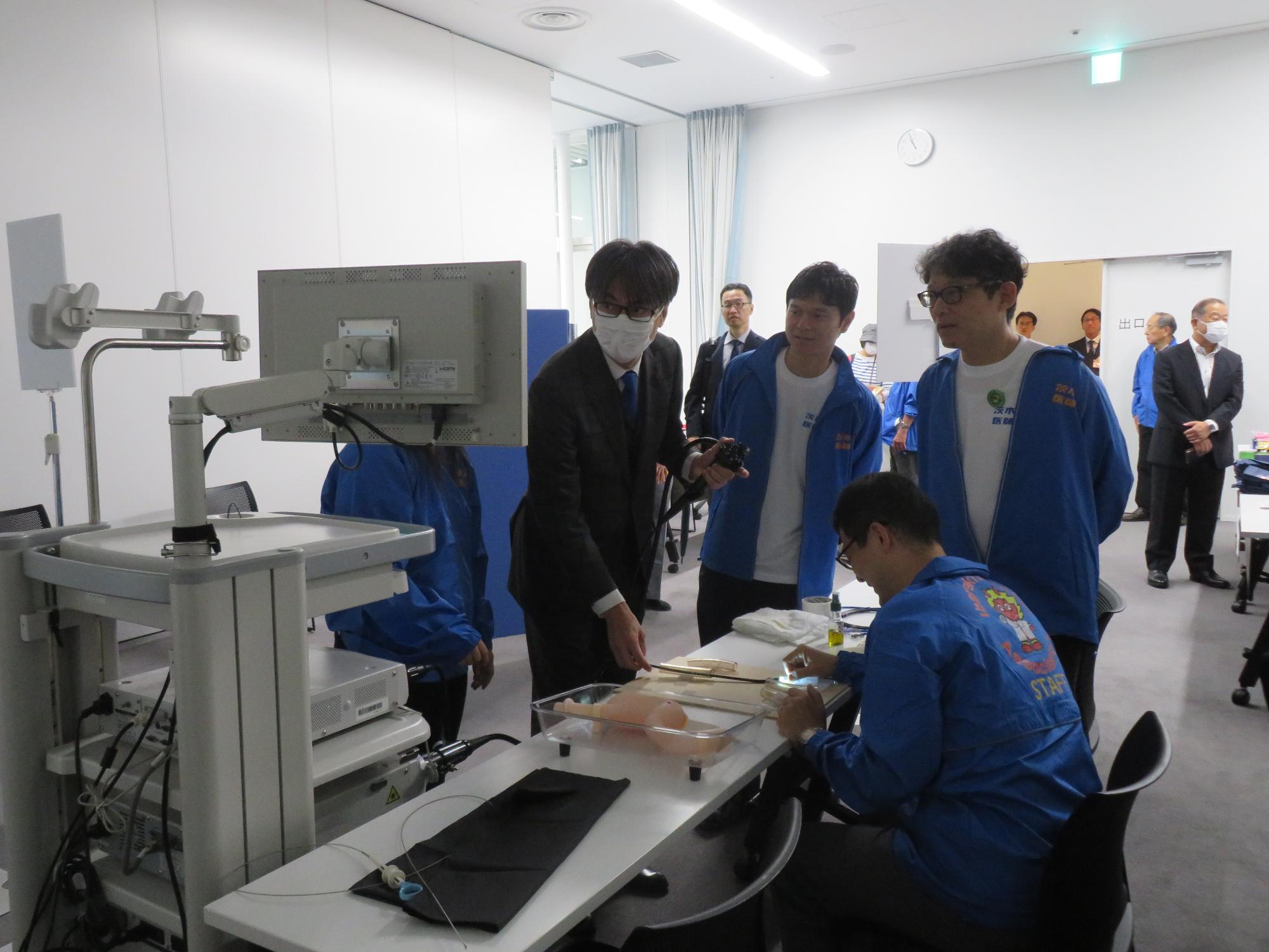 内視鏡体験をする市長の写真