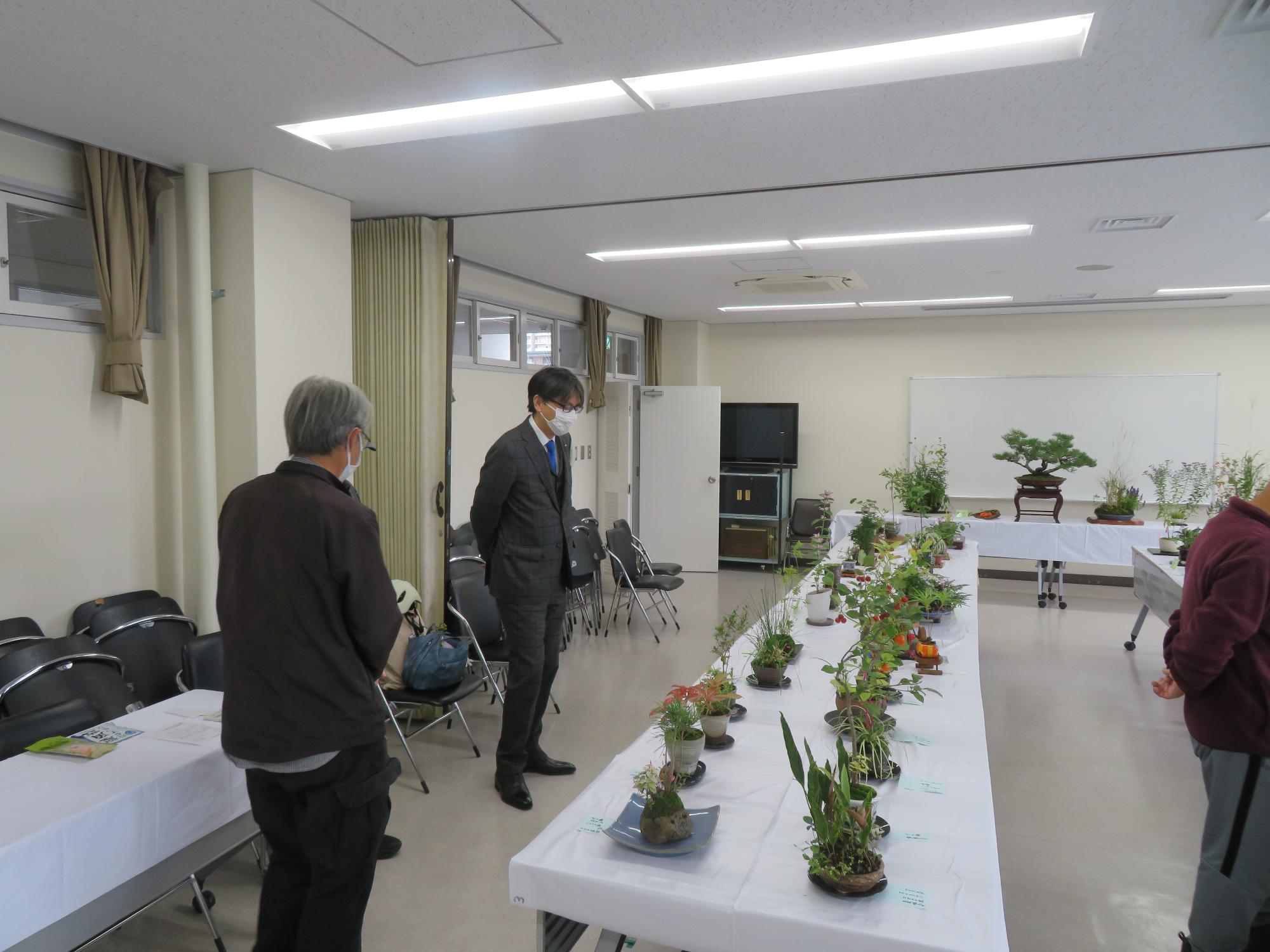 展示を見る市長の写真