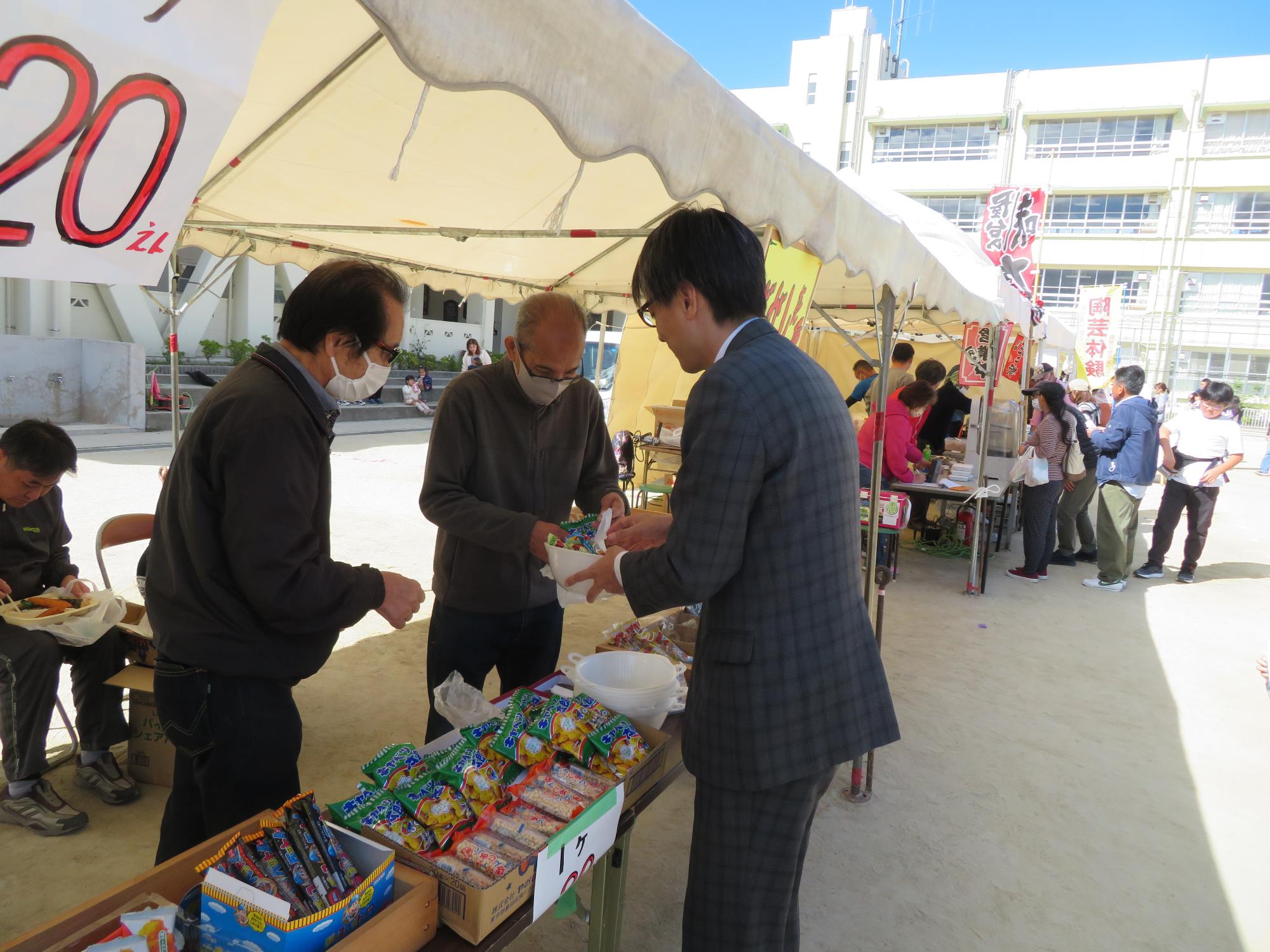 市民の方々と交流を深める市長の写真