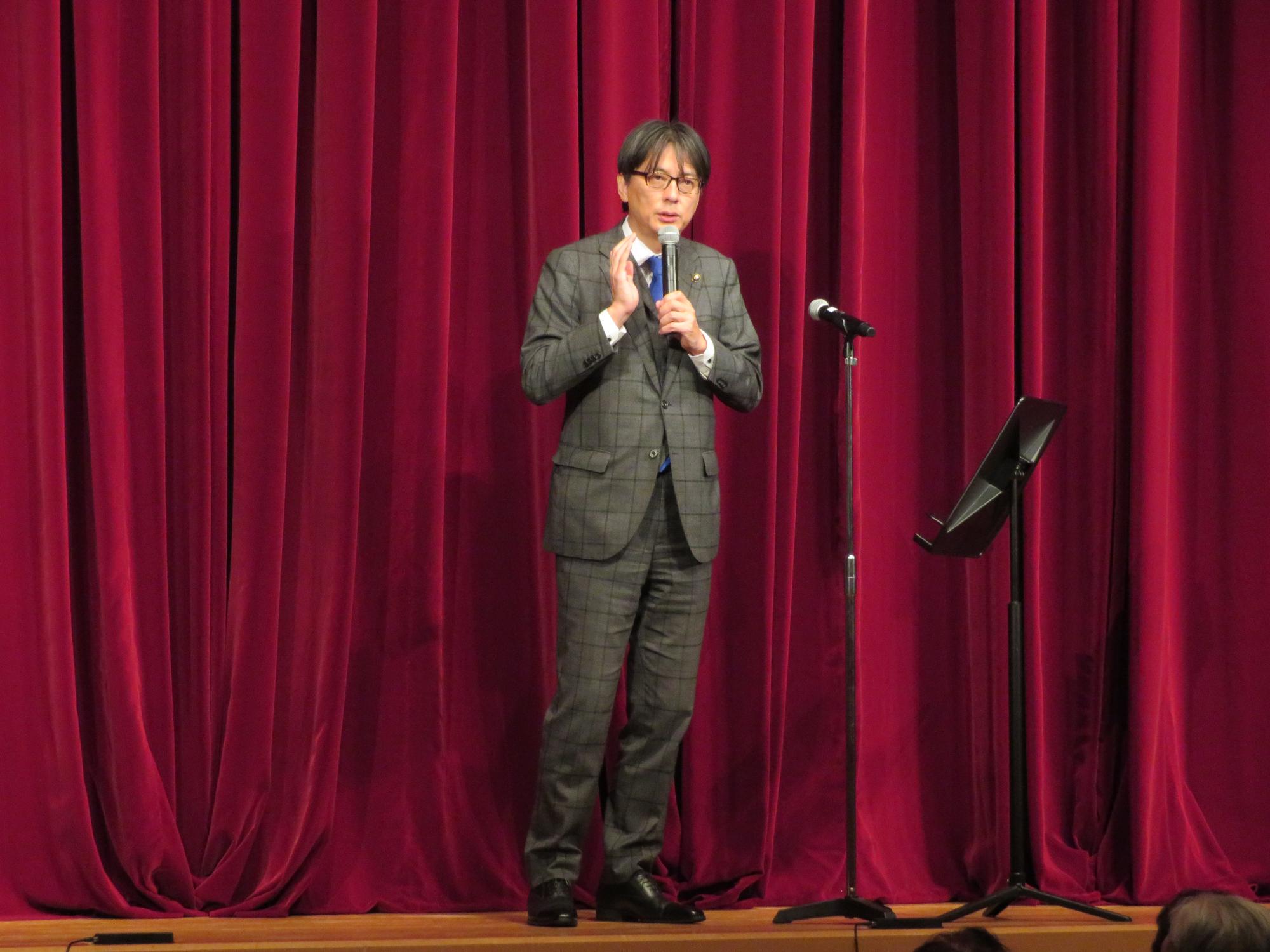舞台上であいさつをする市長の写真