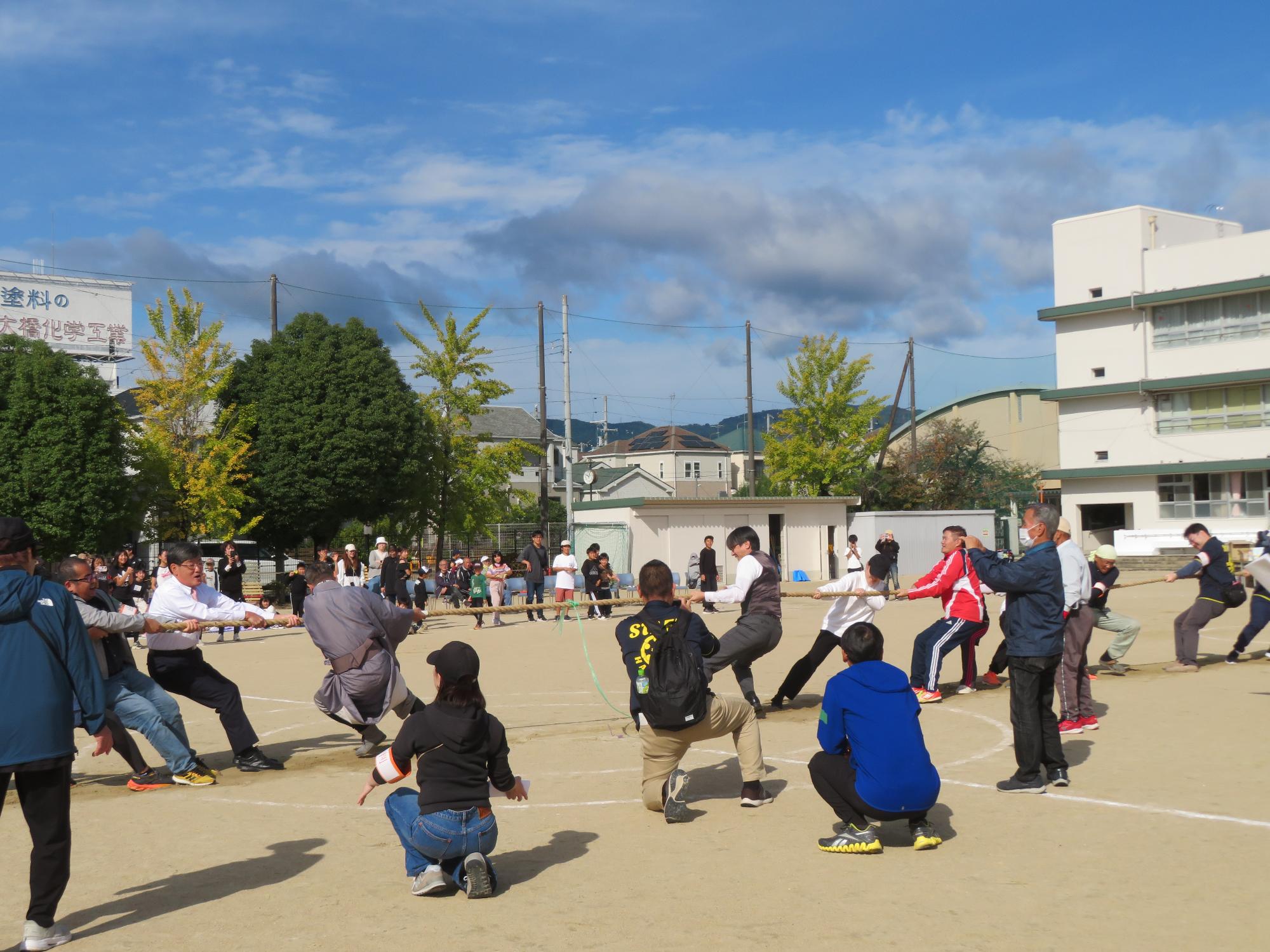 綱引きをする市長の写真