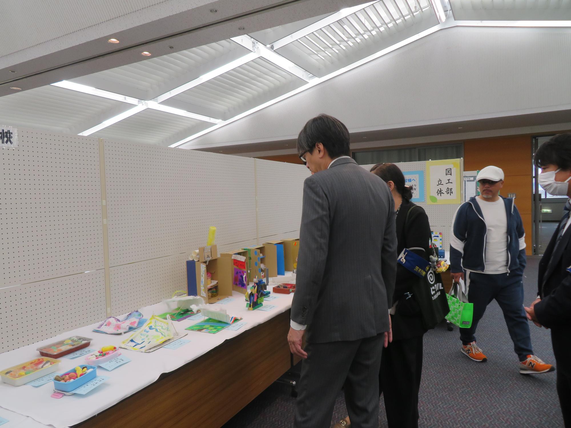 展示を見る市長の写真