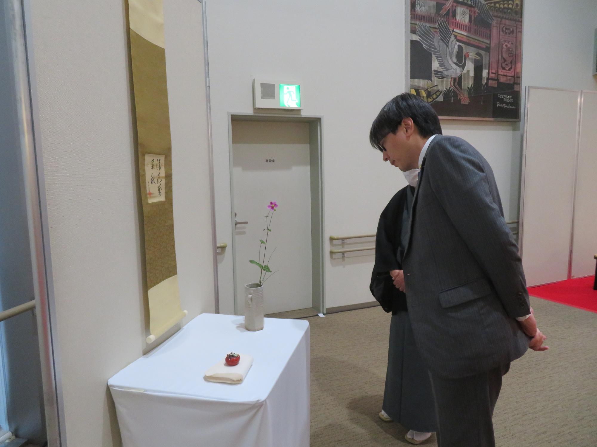 展示を見る市長の写真