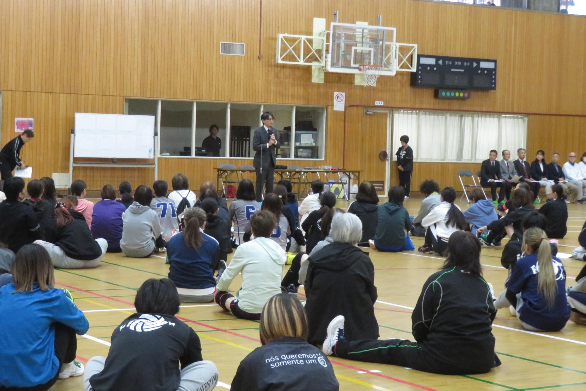 参加者の前であいさつをする市長の写真