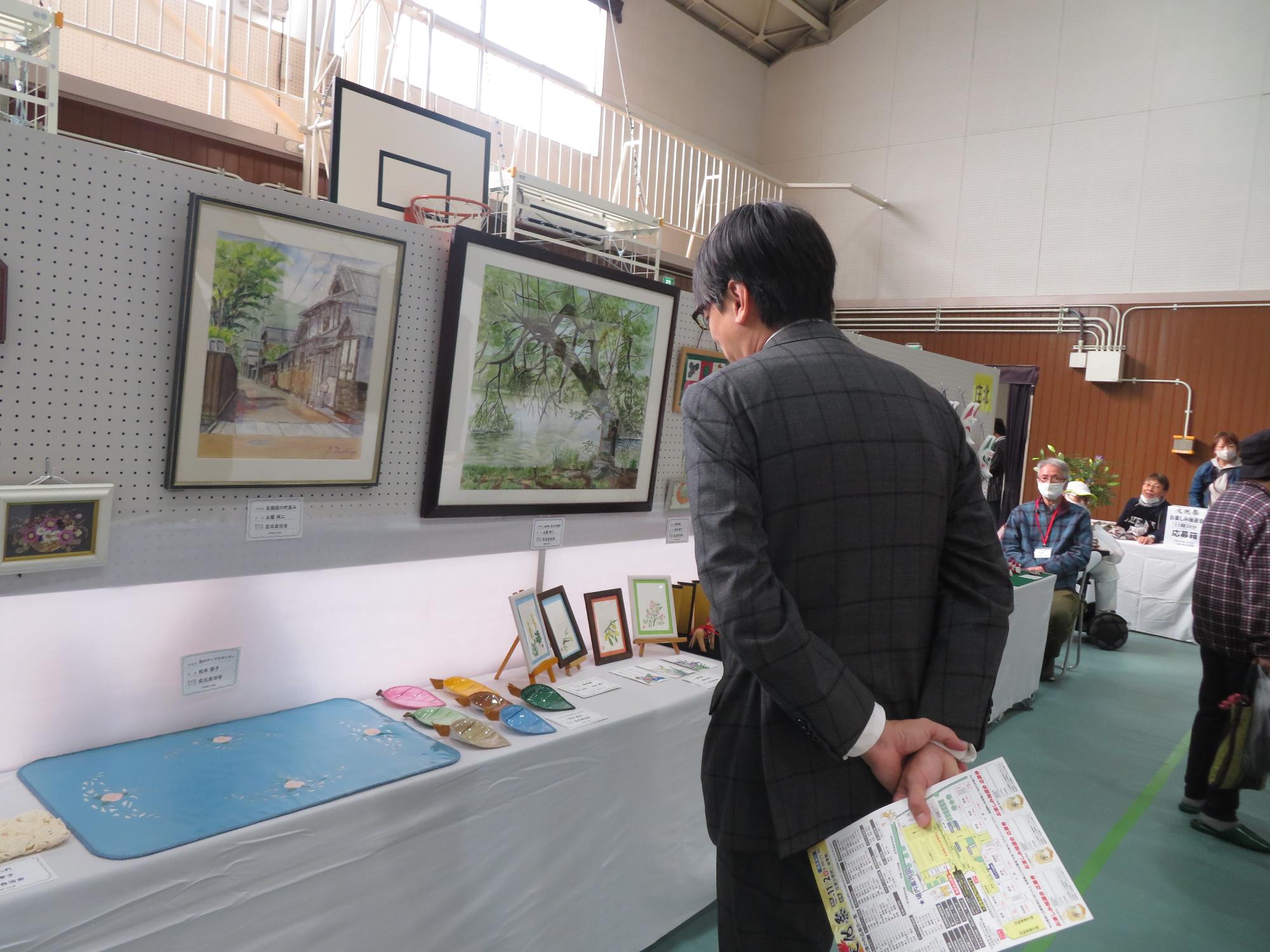 展示を見る市長の写真