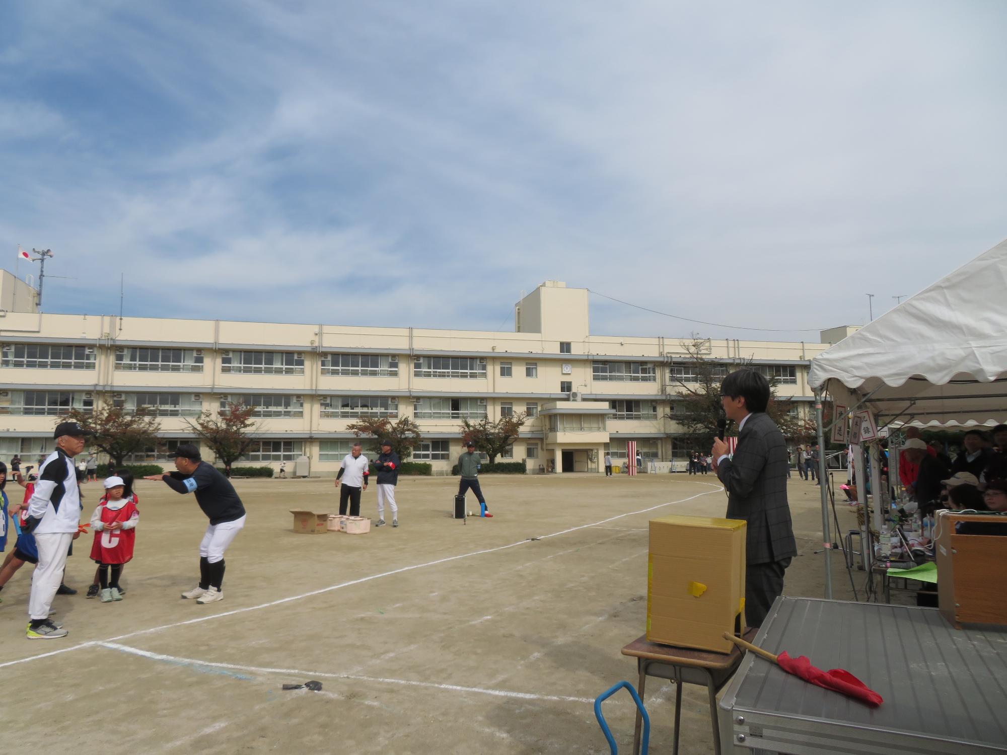 参加者の前であいさつをする市長の写真