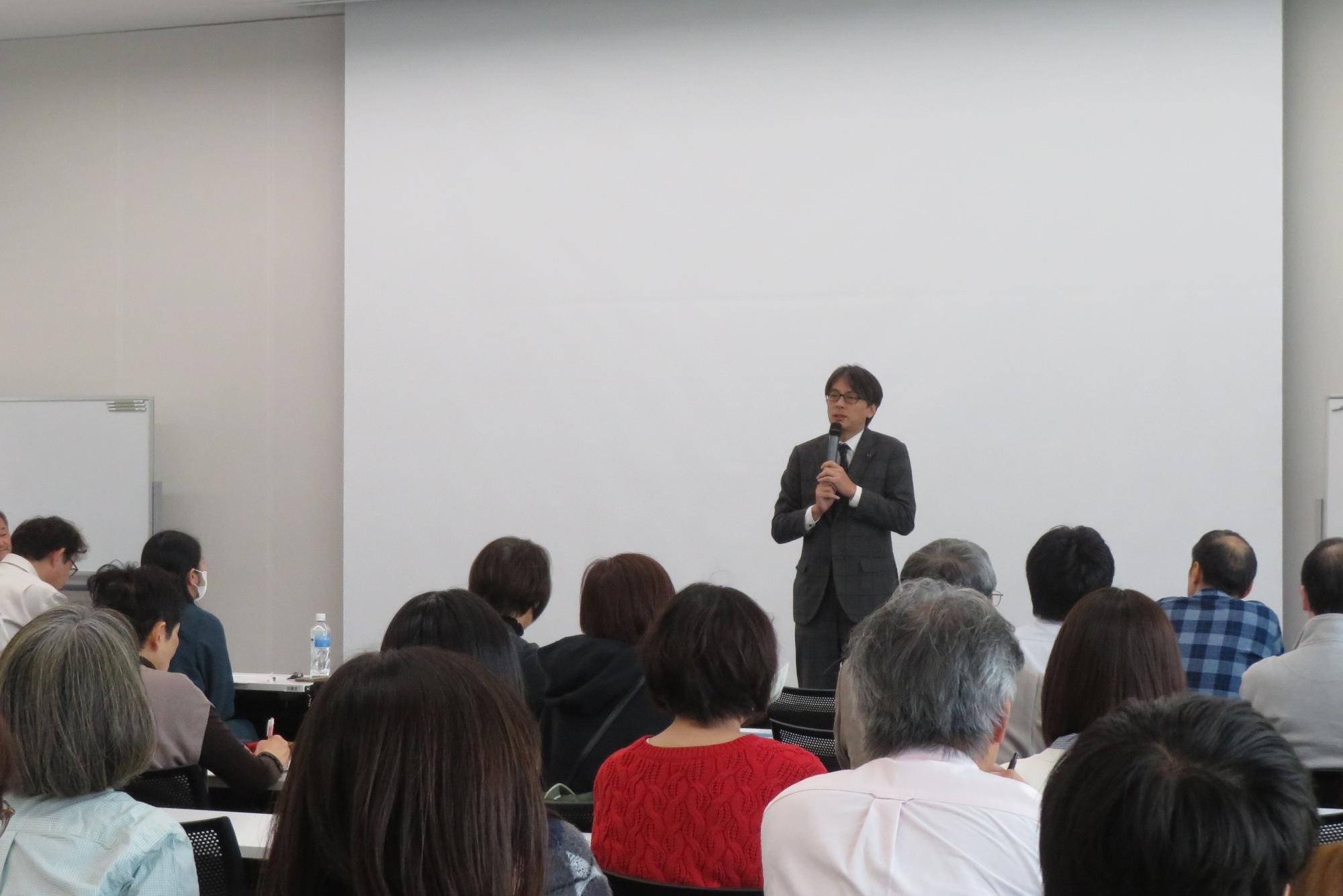 参加者の前であいさつをする市長の写真