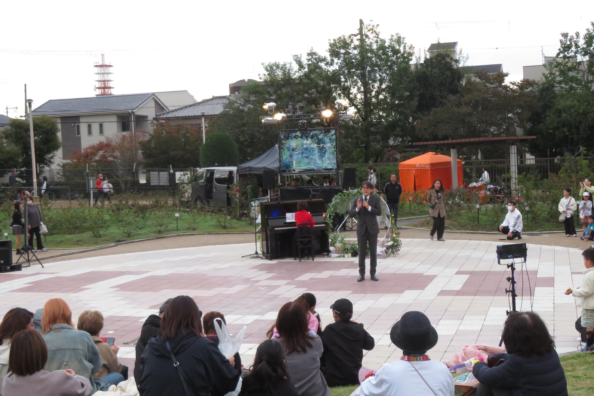 来場者の前であいさつをする市長の写真