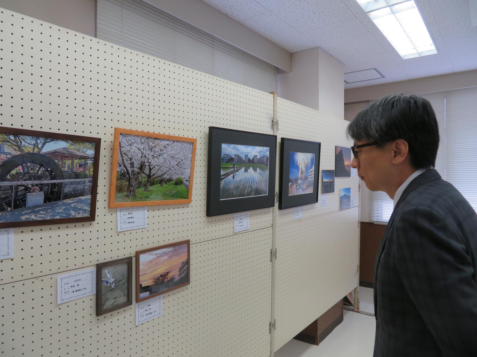 展示を観る市長の写真