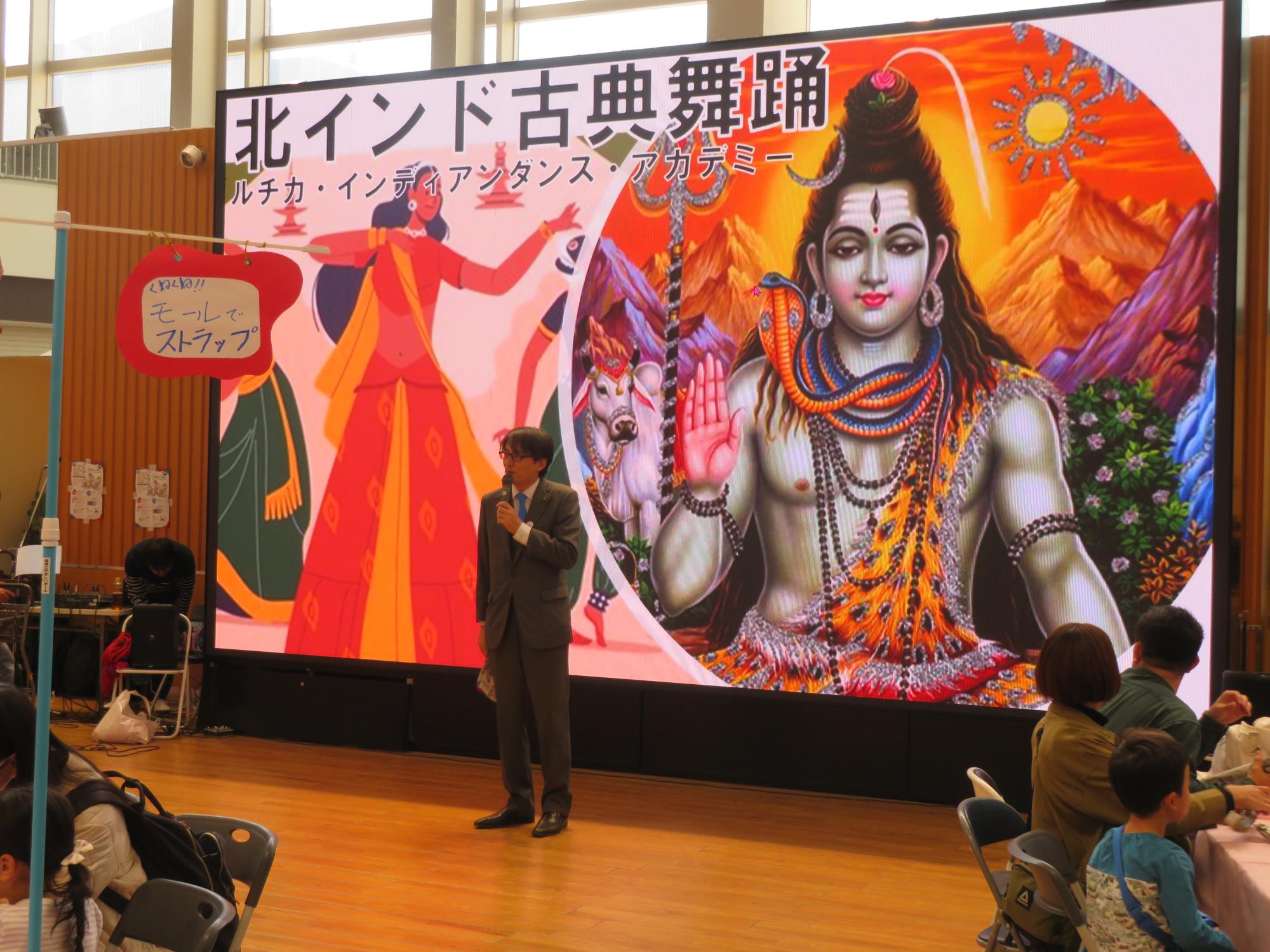 来場者の前であいさつをする市長の写真