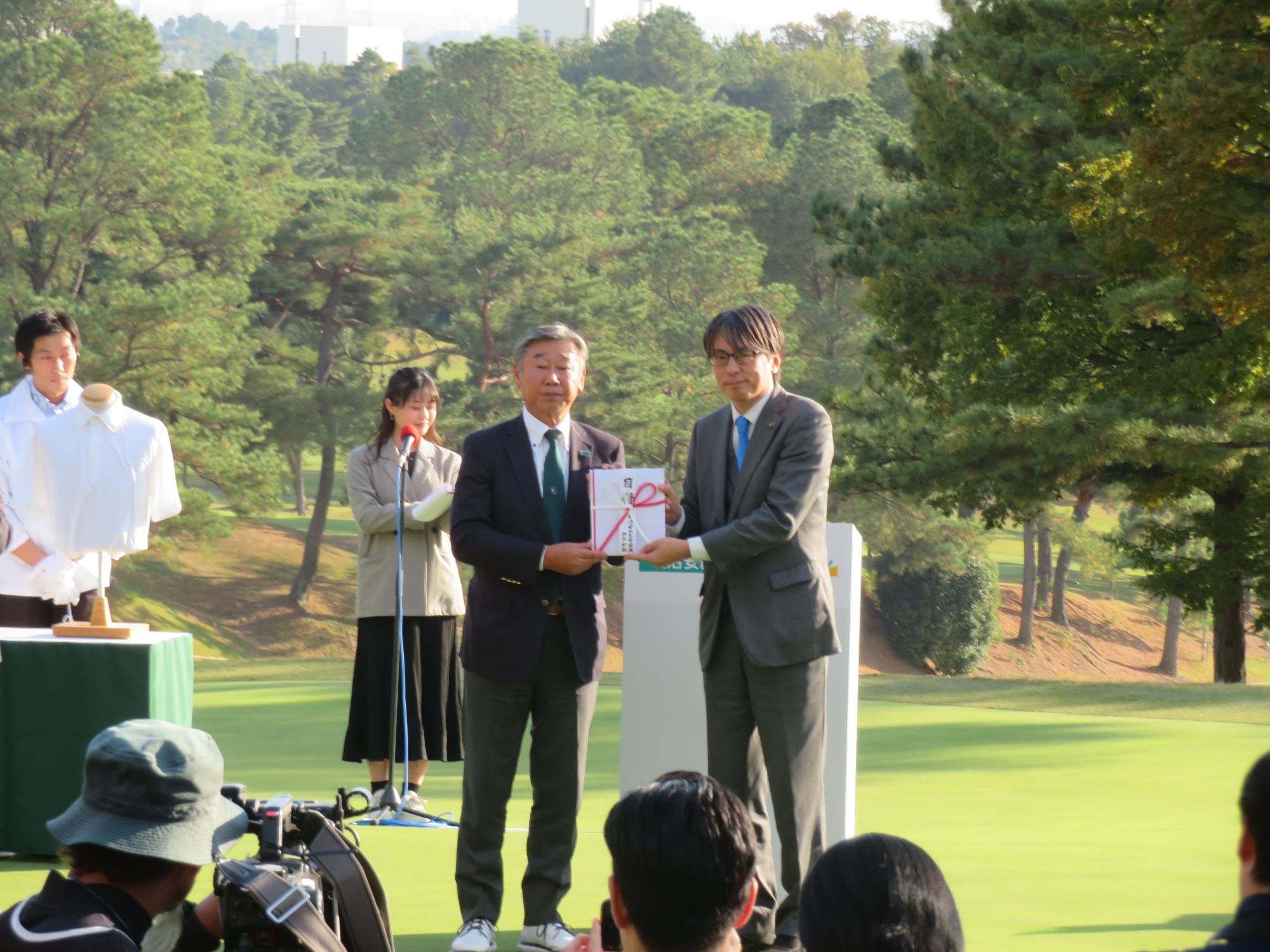 明治安田生命保険相互会社大阪本部長と市長の写真