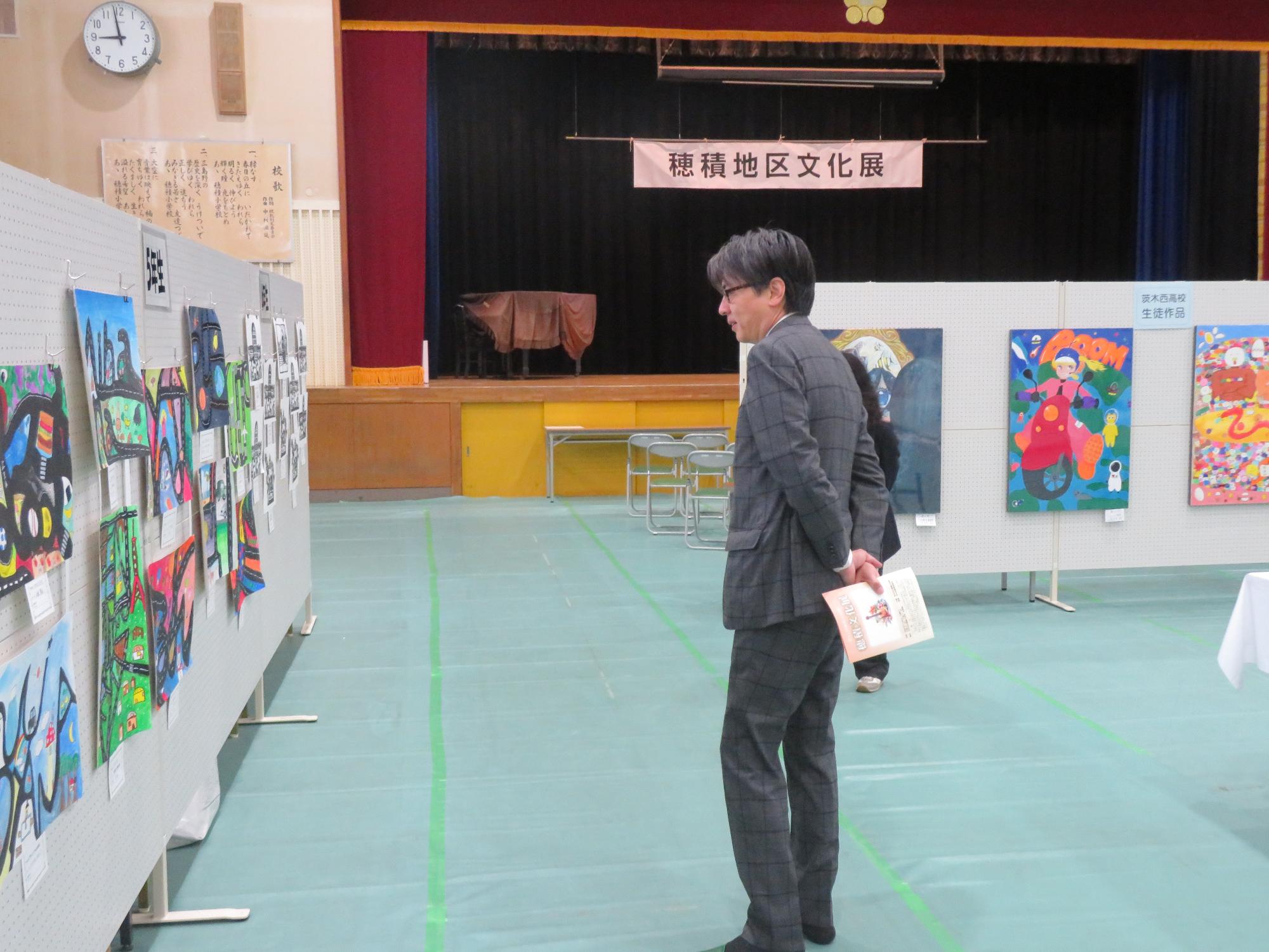 展示を見る市長の写真