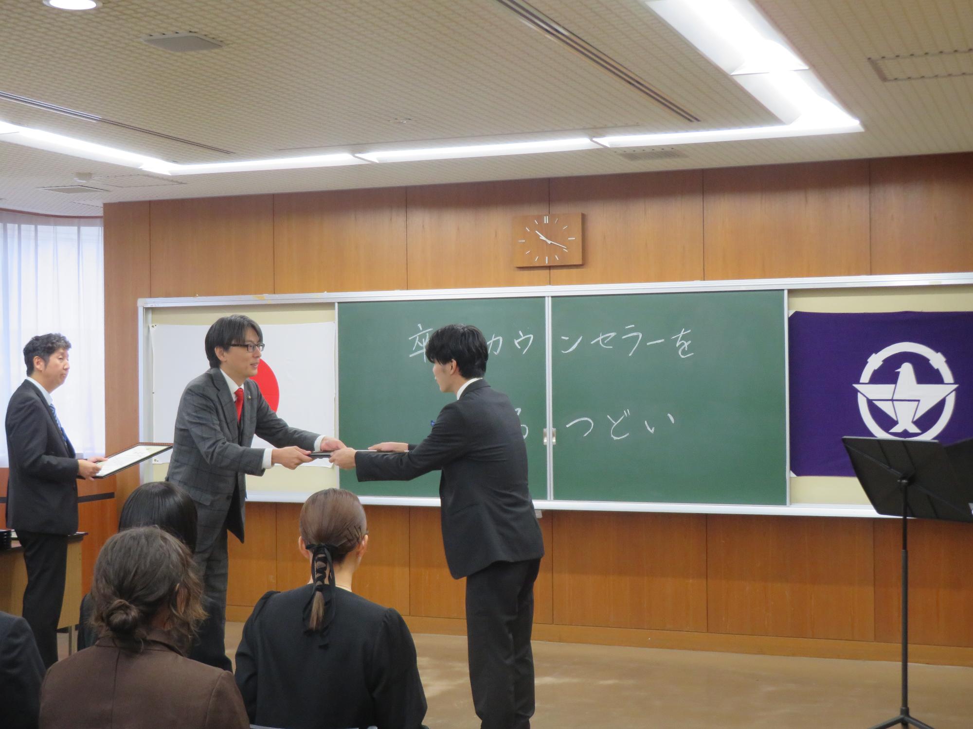 感謝状を授与する市長の写真