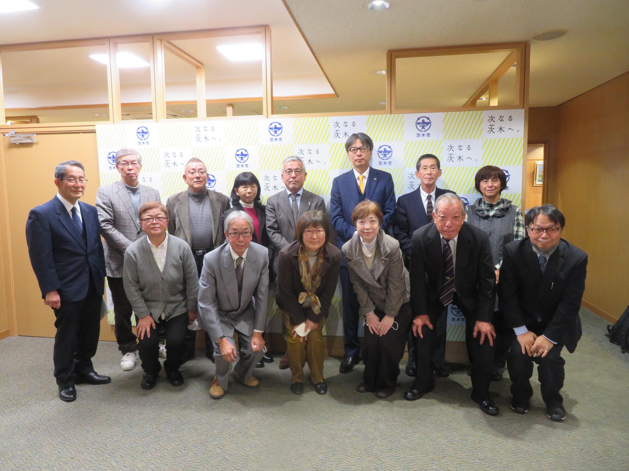 茨木地区保護司会の皆さんと市長の写真
