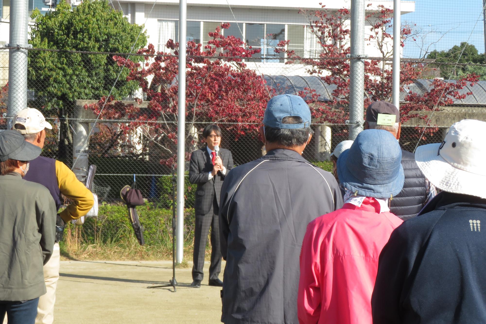 参加者の前であいさつをする市長の写真