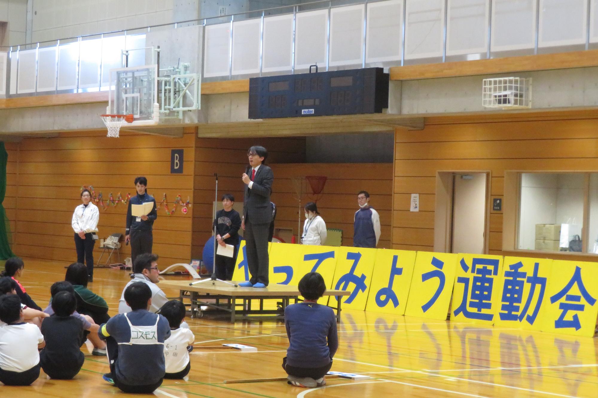 参加者の前であいさつをする市長の写真