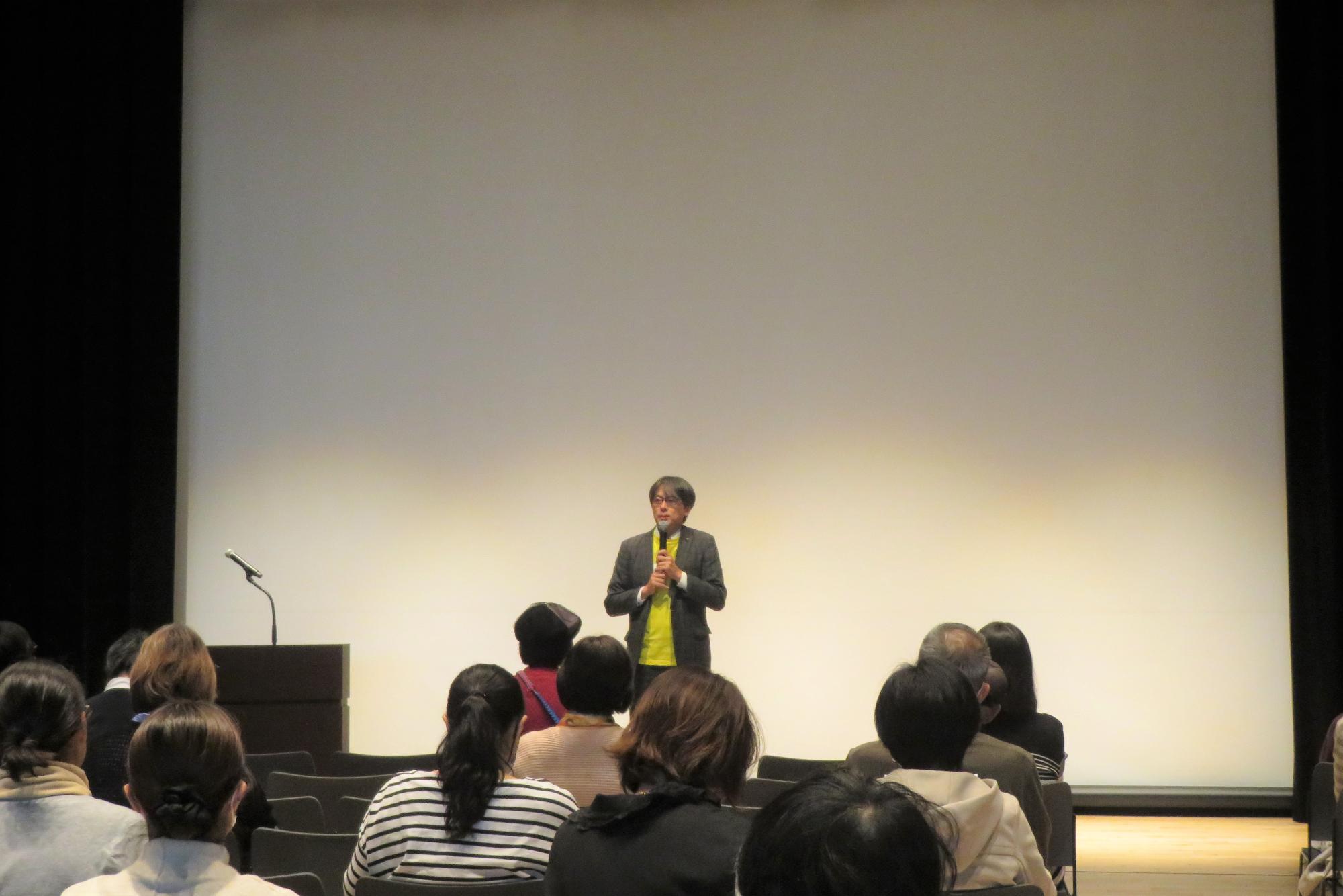 来場者の前であいさつをする市長の写真