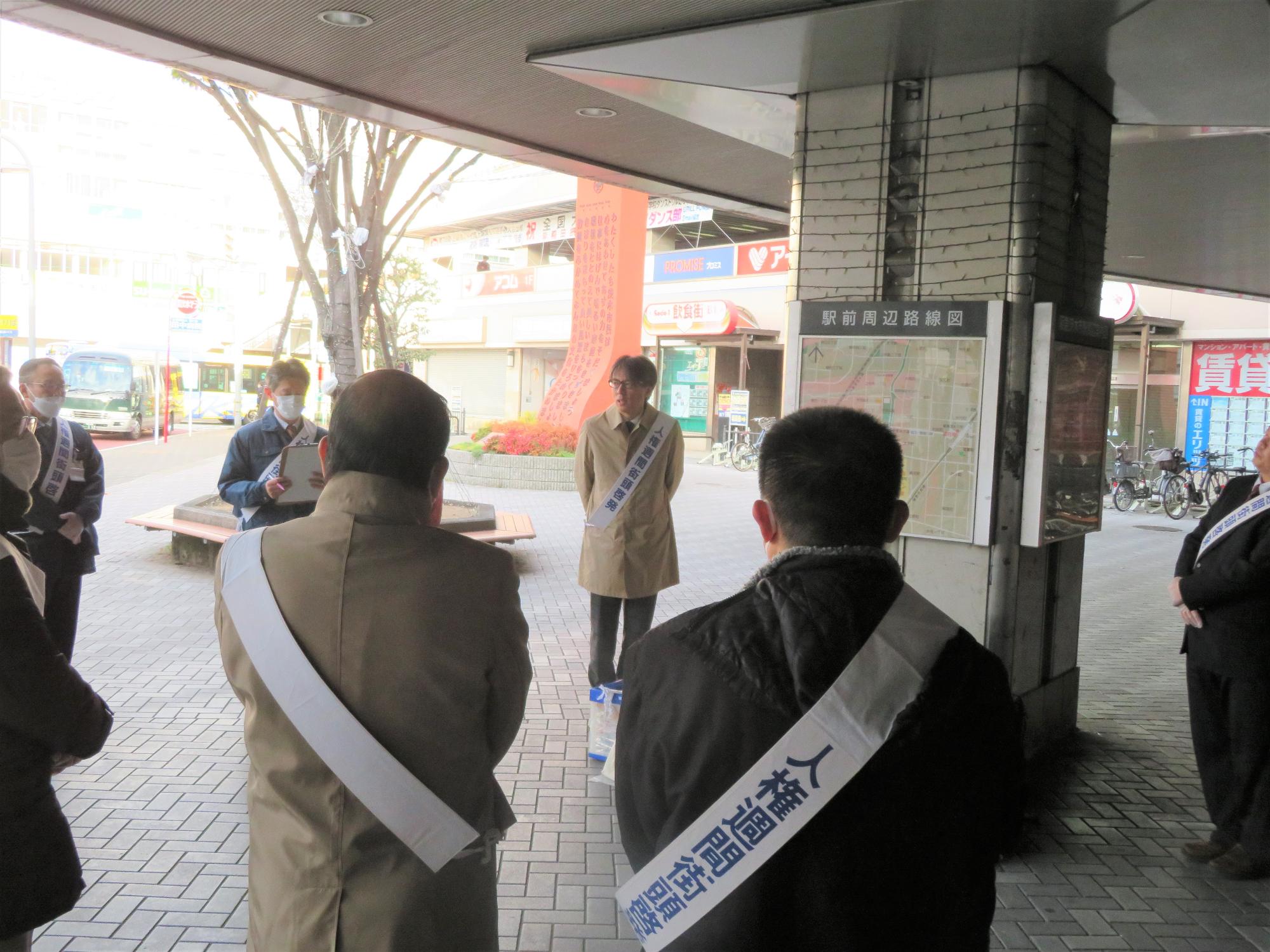 皆さんの前であいさつをする市長の写真