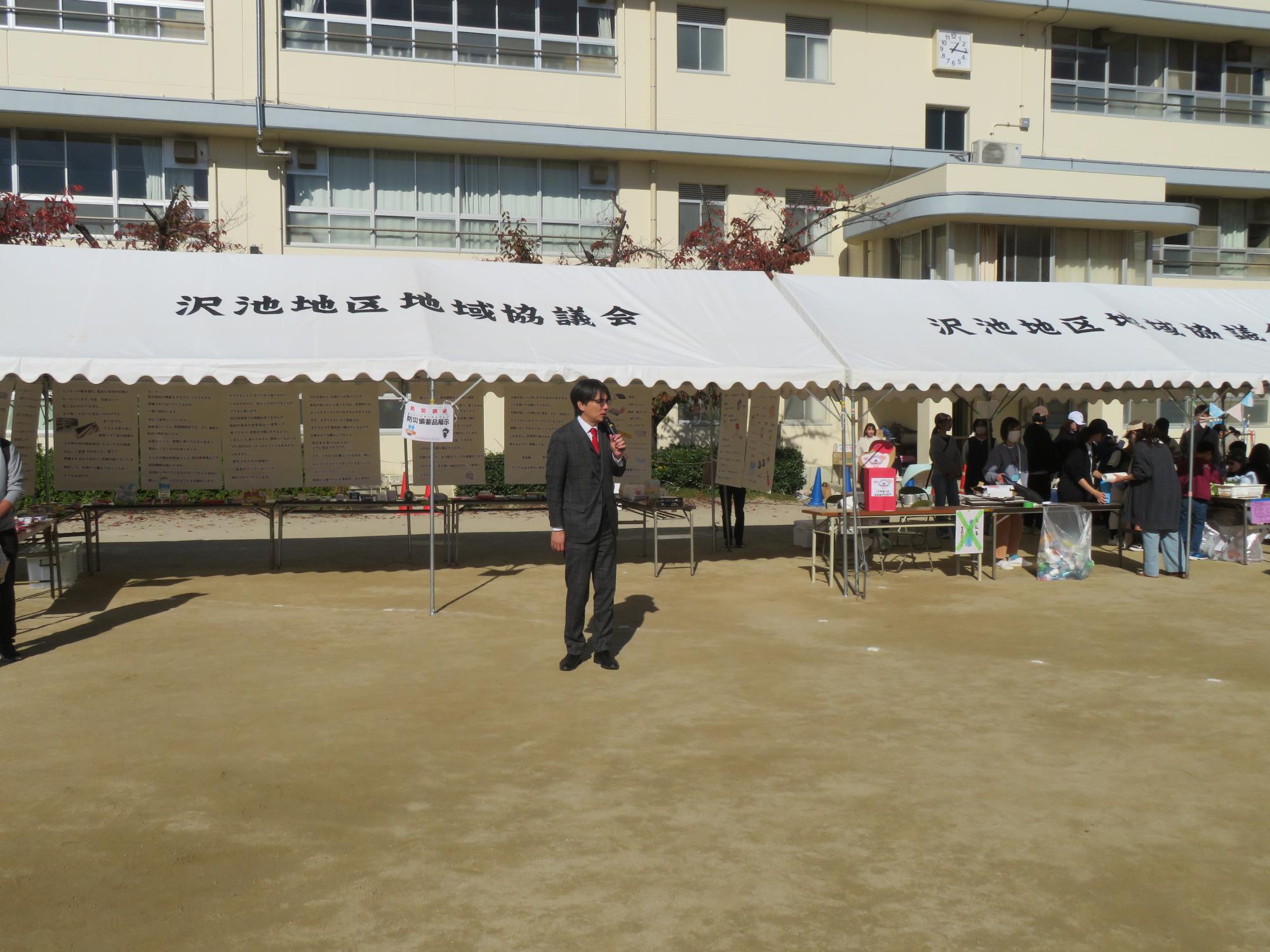 来場者の前であいさつをする市長の写真