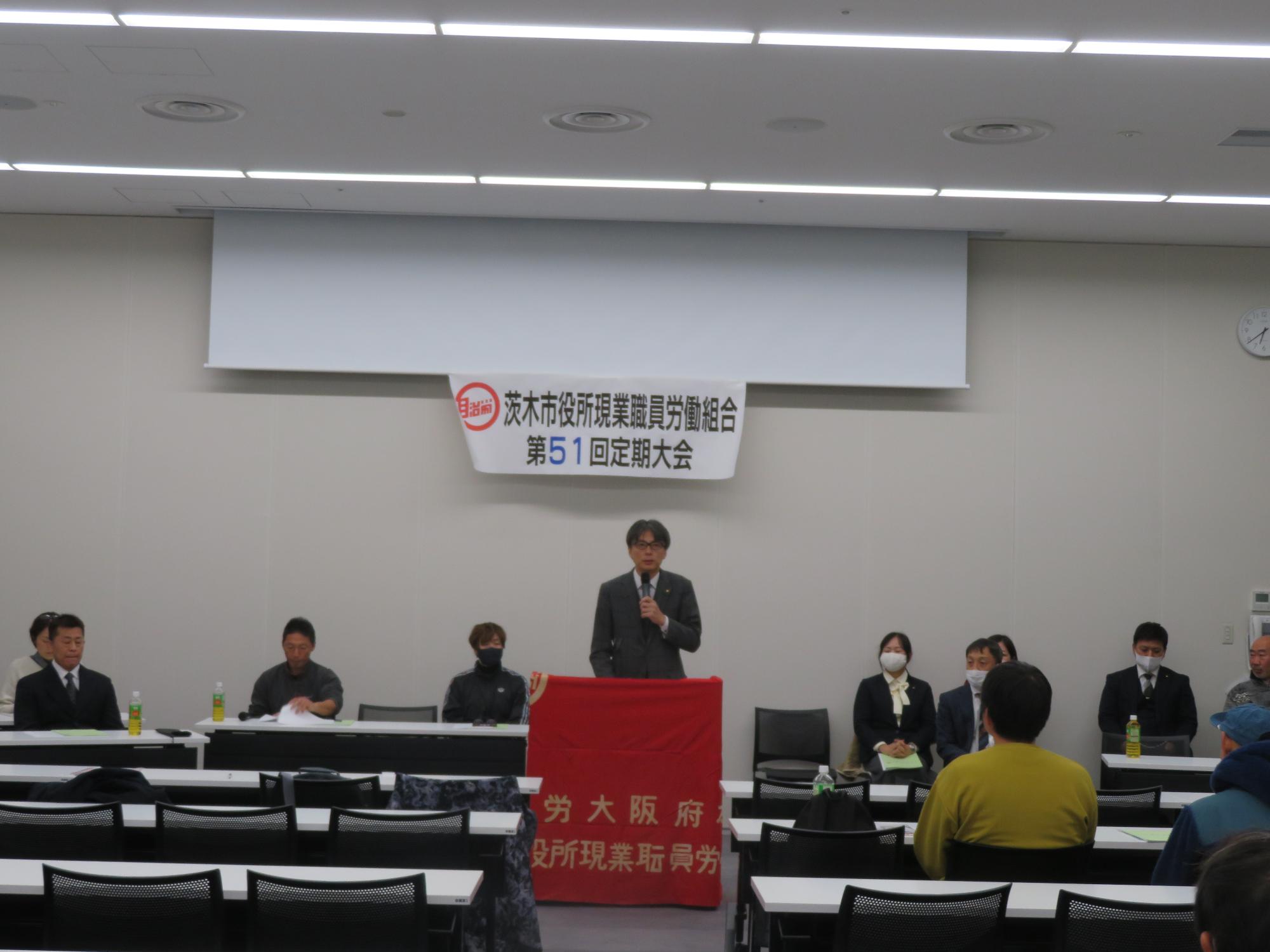 皆さんの前であいさつをする市長の写真