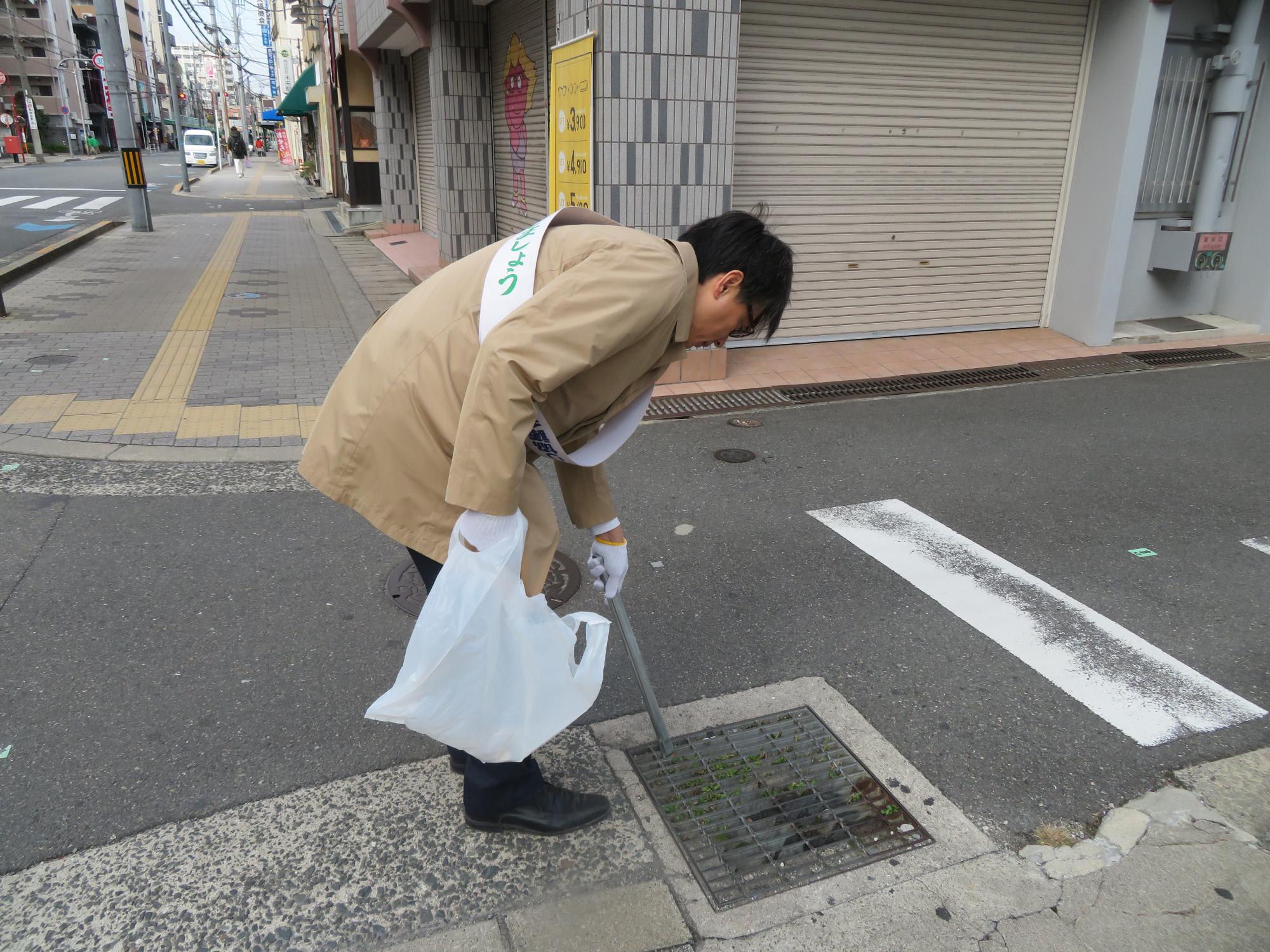 清掃を行う市長の写真