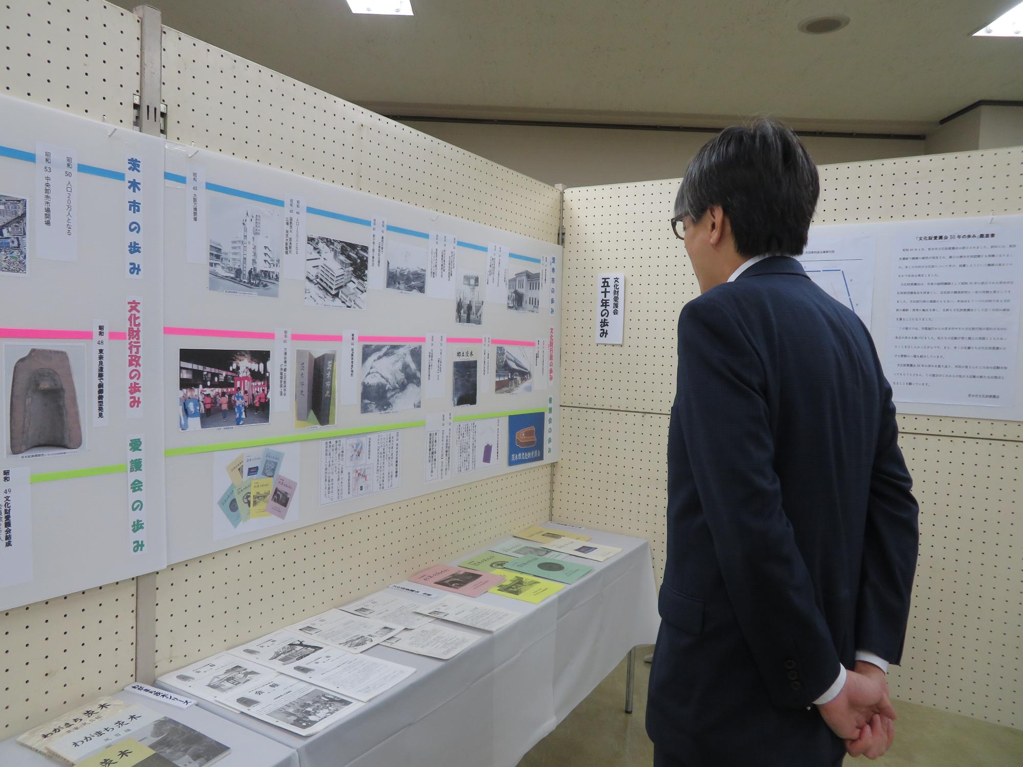 展示を見る市長の写真