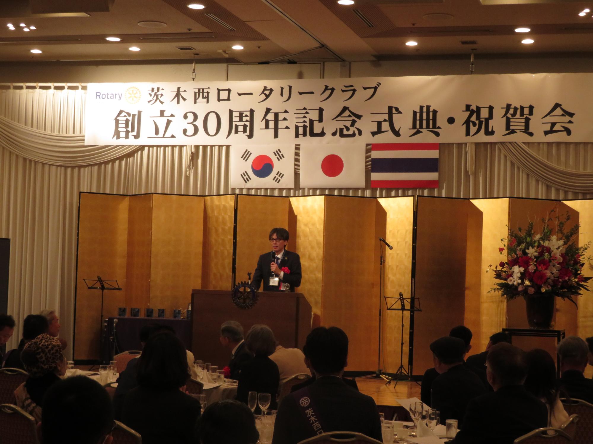 舞台上であいさつをする市長の写真