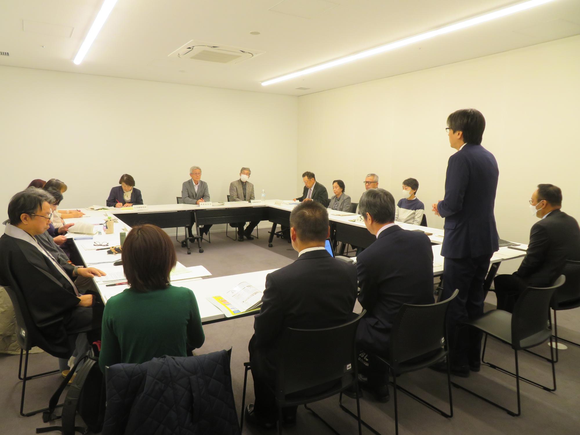 出席者の前であいさつをする市長の写真