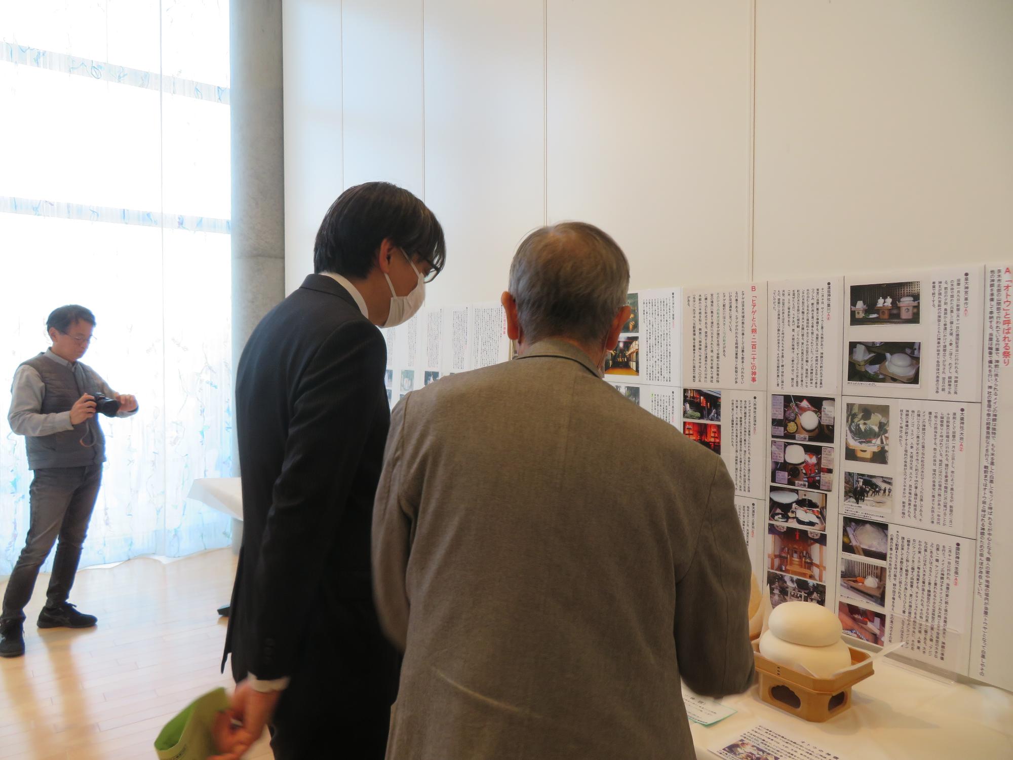 展示を見る市長の写真