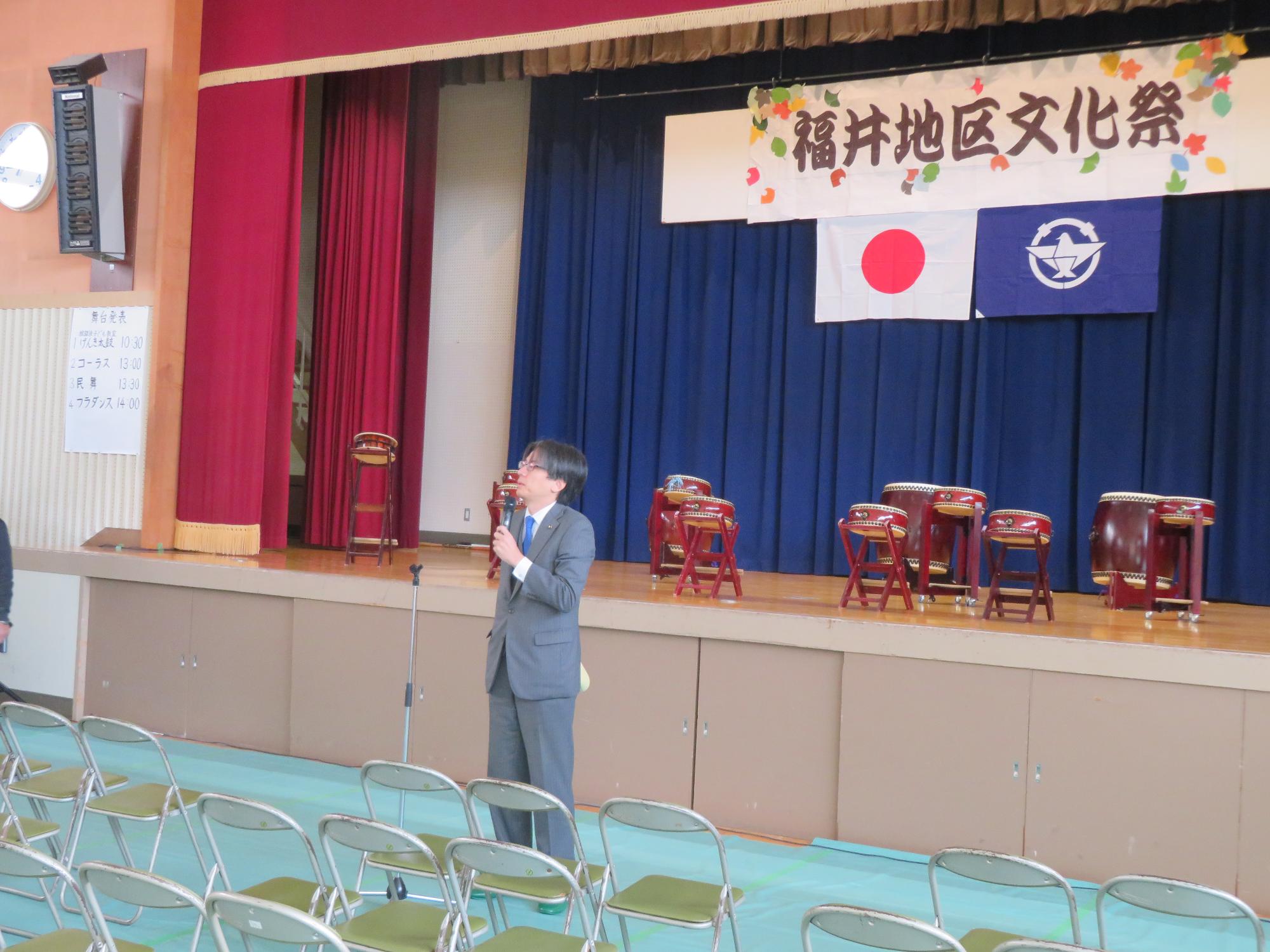 来場者の前であいさつをする市長の写真