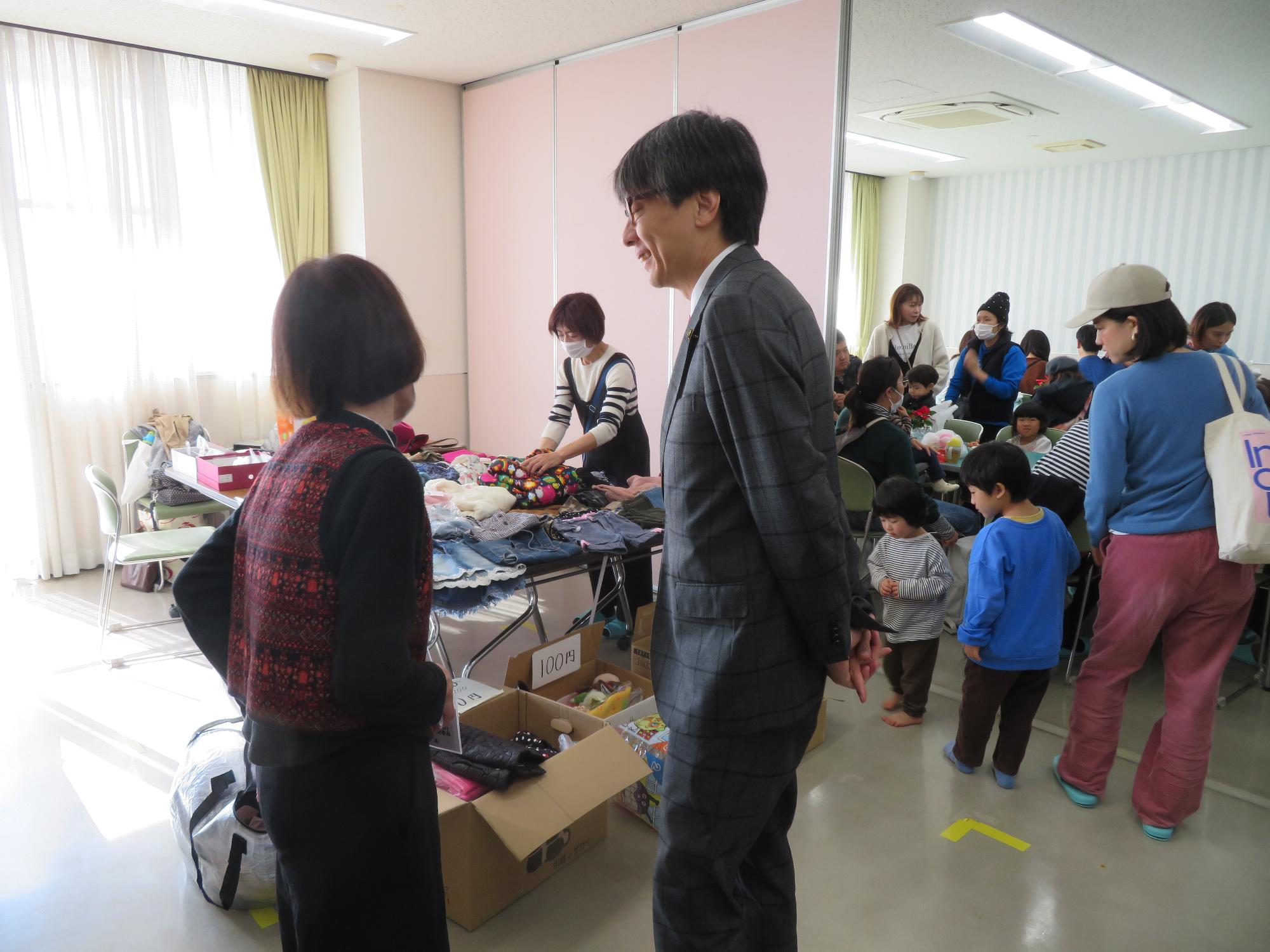 市民の方とお話しをしている市長の写真