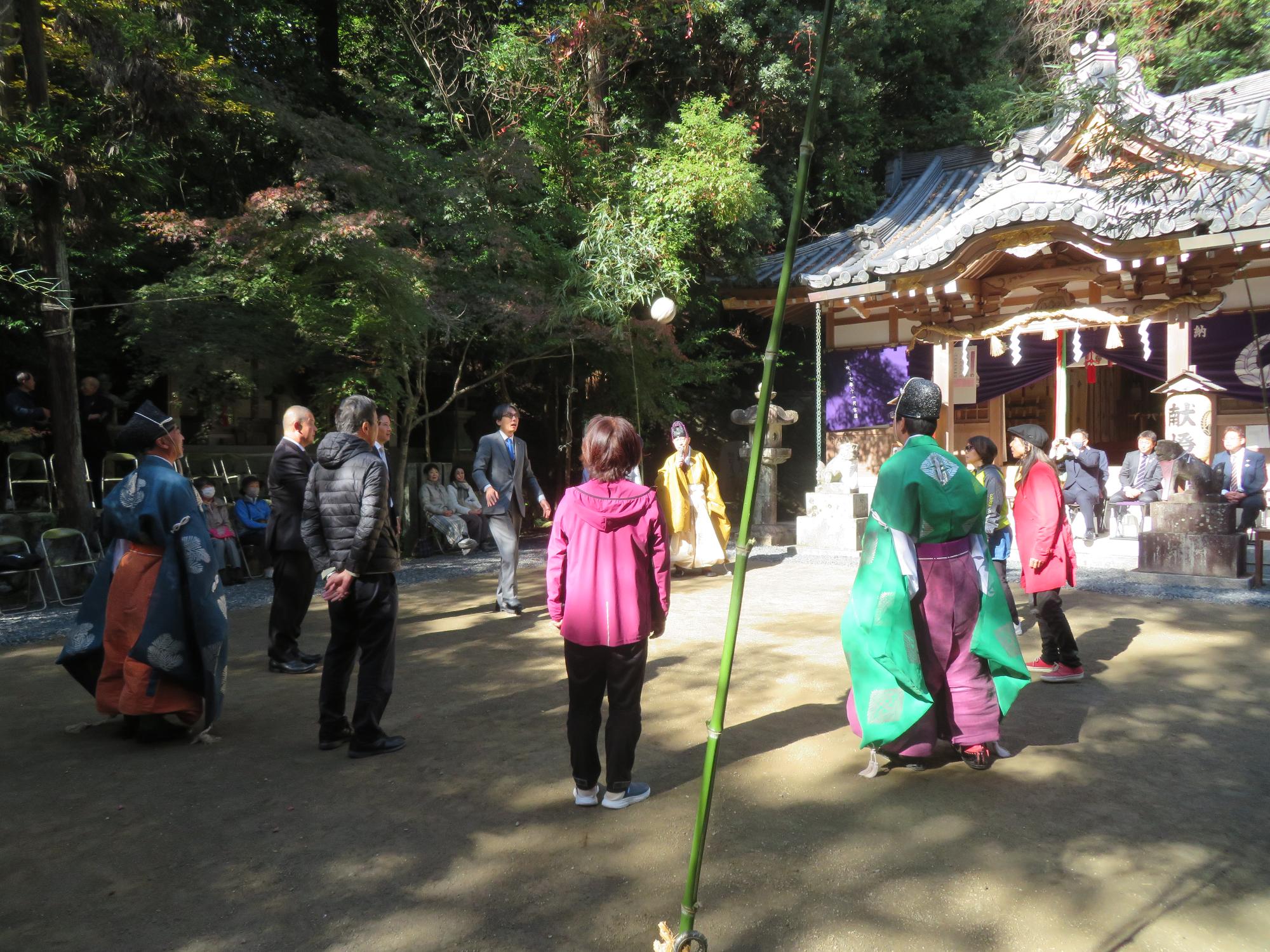 蹴鞠を見る市長の写真