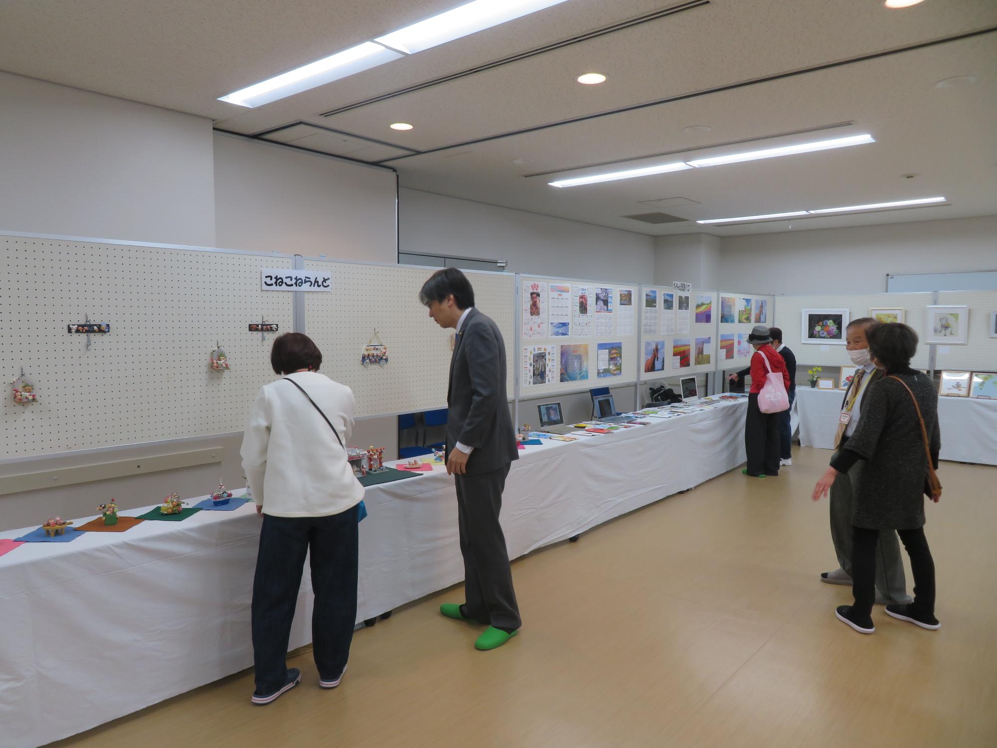 展示を見る市長の写真